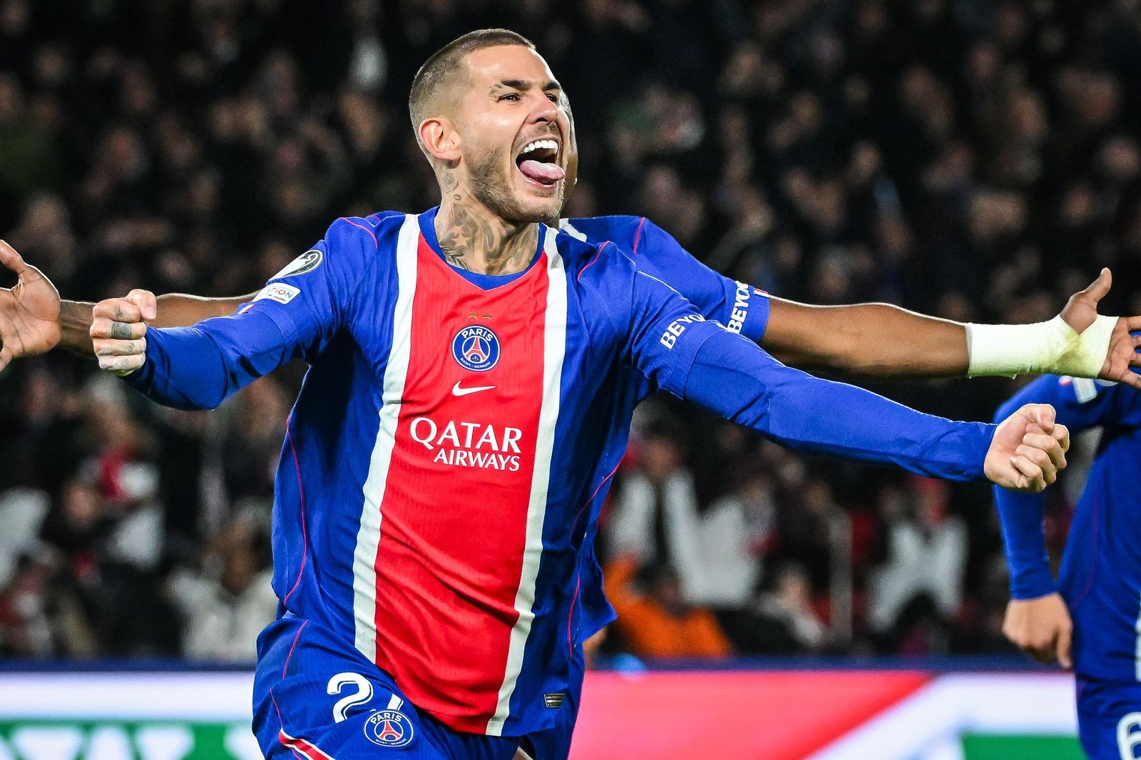 PSG 뤼카 에르난데스 바르셀로나전 헤더 득점 후 팔을 벌리며 포효하는 세리머니 사진