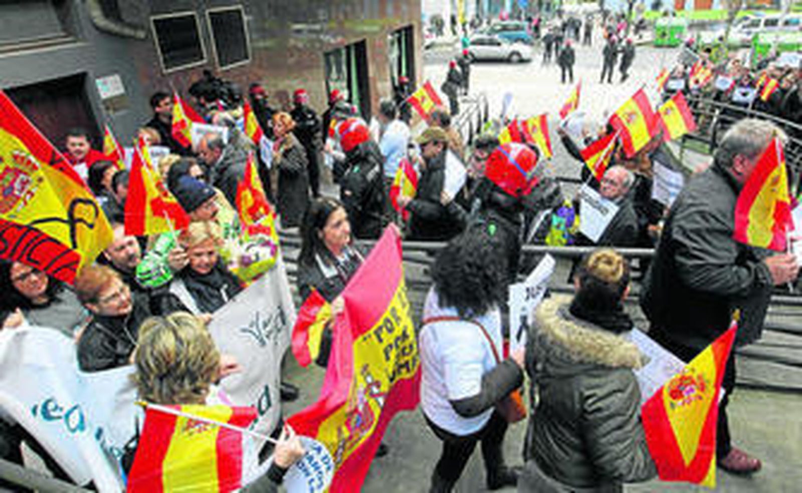 Ángeles Pedraza (centro) y otros miembros de la AVT recorriendo ayer las calles de Arrasate.
