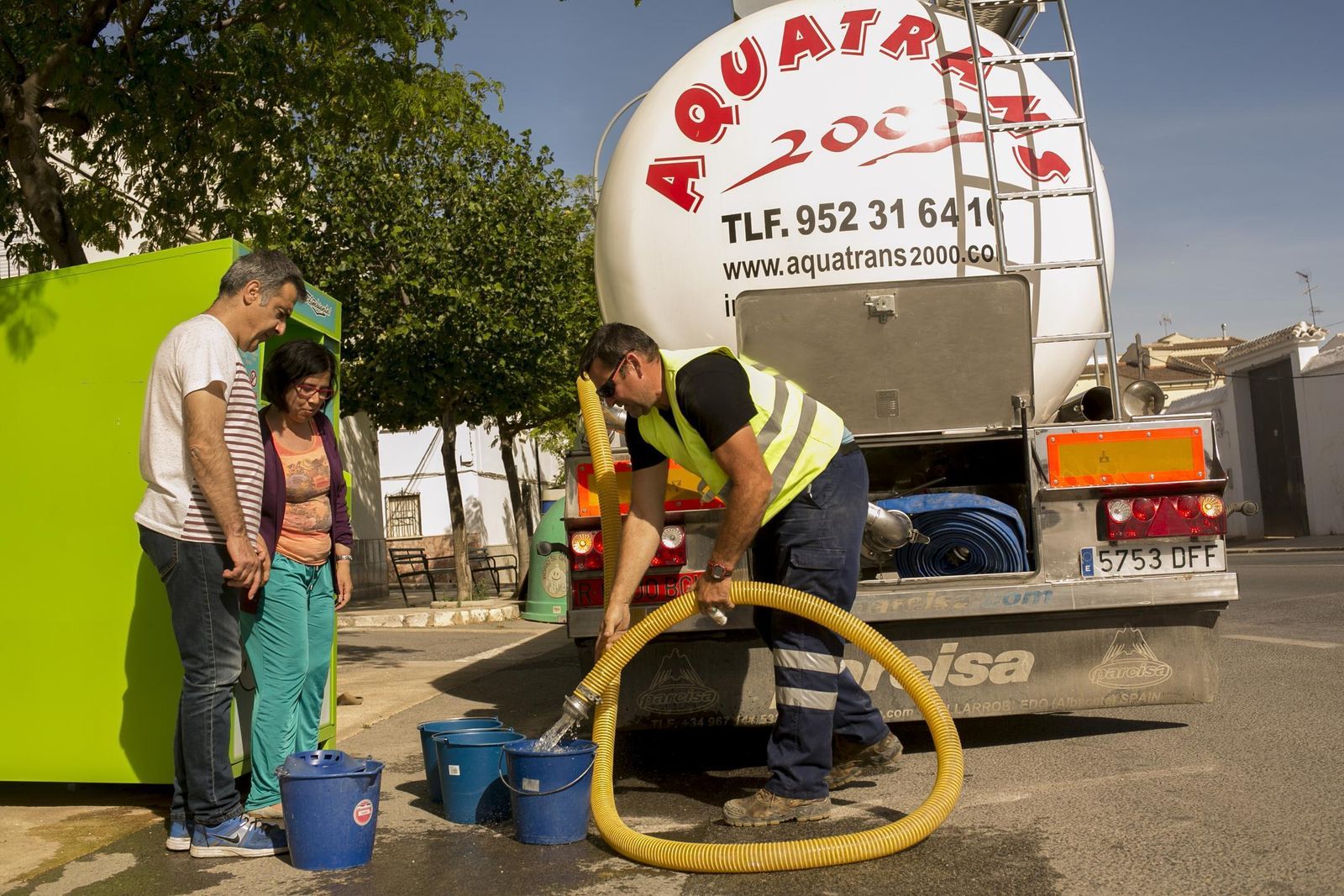Vecinos recogen agua con cubos en uno de los camiones cisterna que ayer fueron contratados por el Ayuntamiento