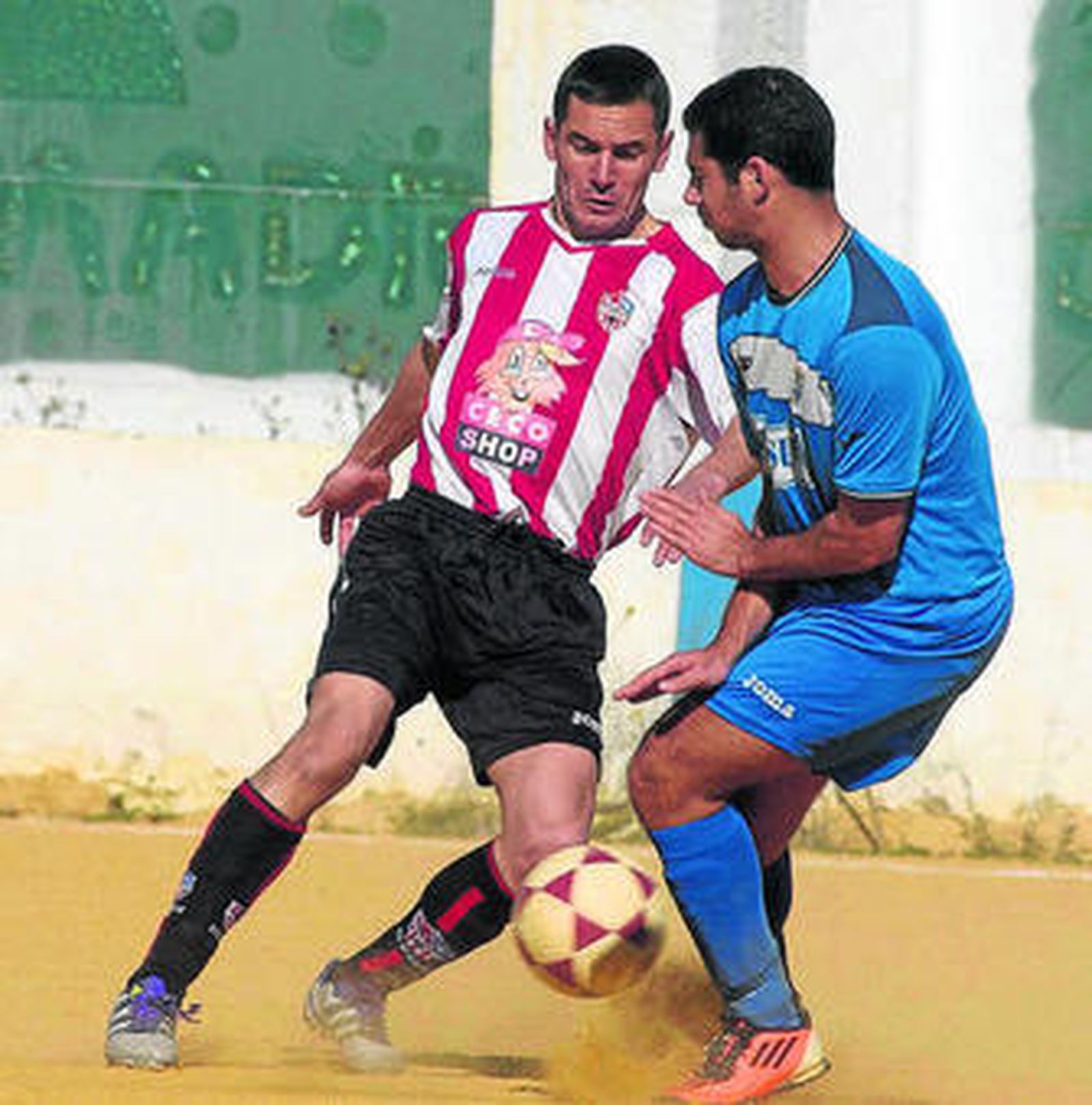 El jugador del Bellavista Gómez presiona para recuperar el balón.