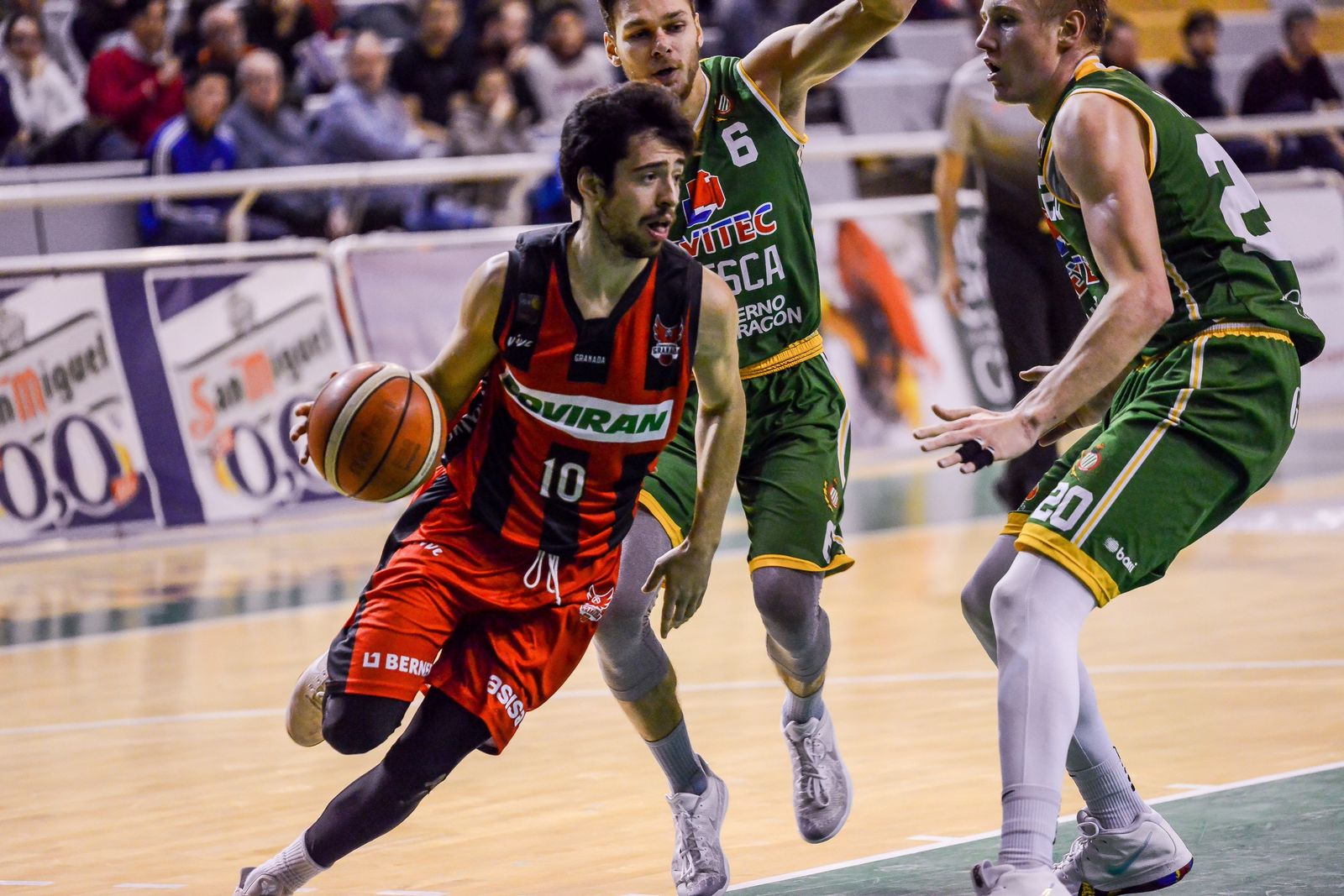 José Pérez intenta penetrar en la 'pintura' oscense