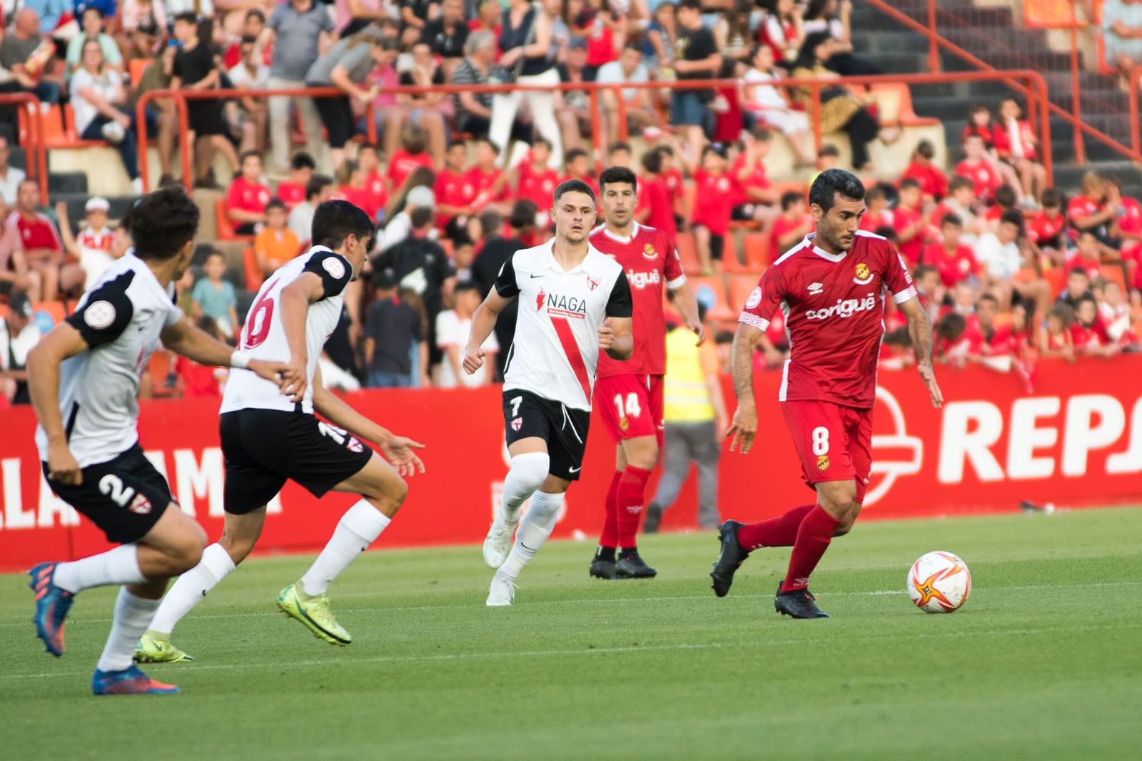 Juanlu vigila a Del Campo ante Nacho Quintana.