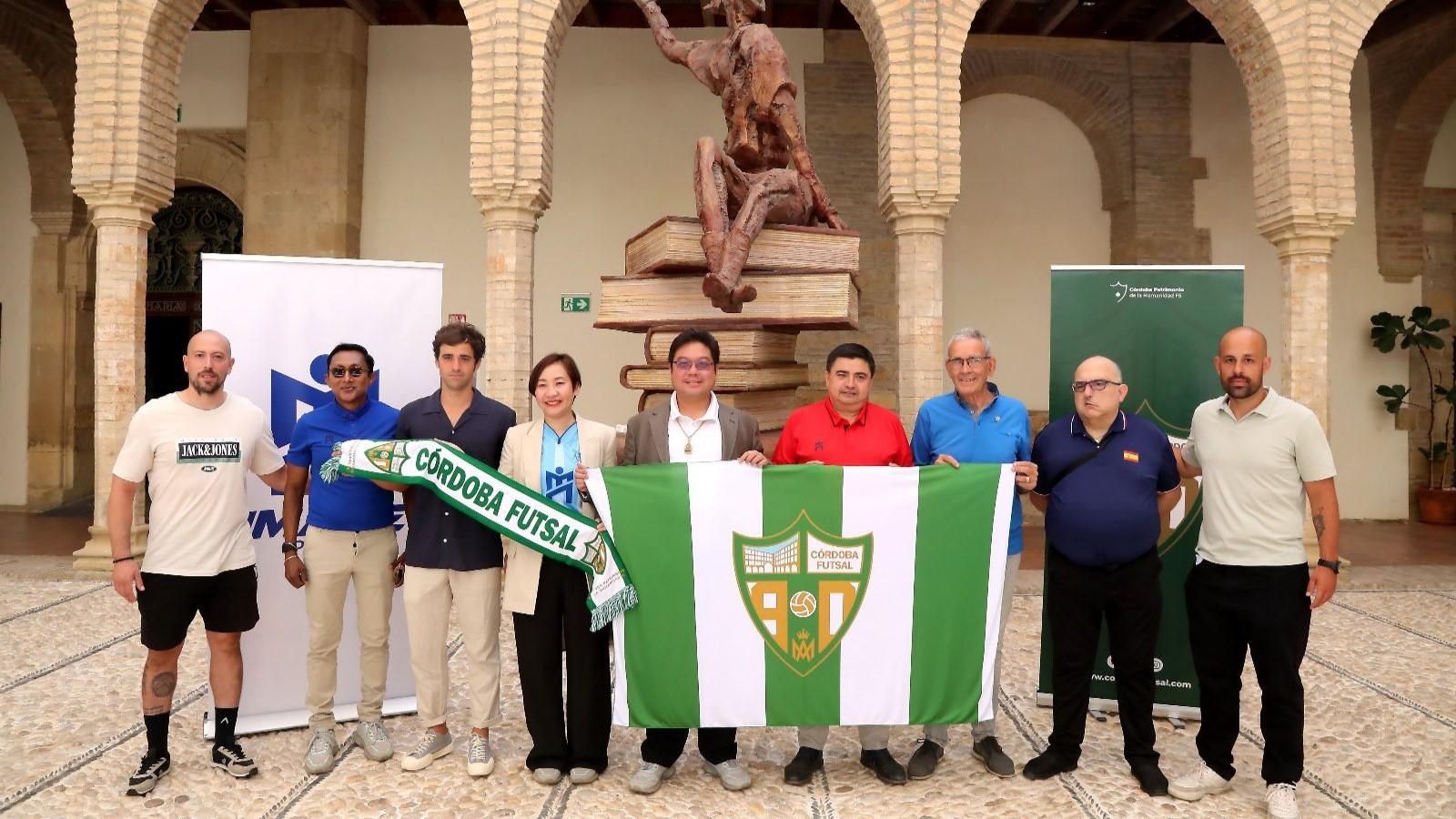Representantes del Córdoba Futsal e Imane, tras la firma del acuerdo entre las partes. Representantes del Córdoba Futsal e Imane, tras la firma del acuerdo entre las partes.