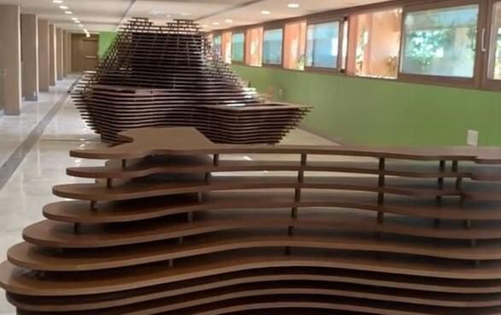 Vitrinas de diseño en contraste con los restos del barrio andalusí