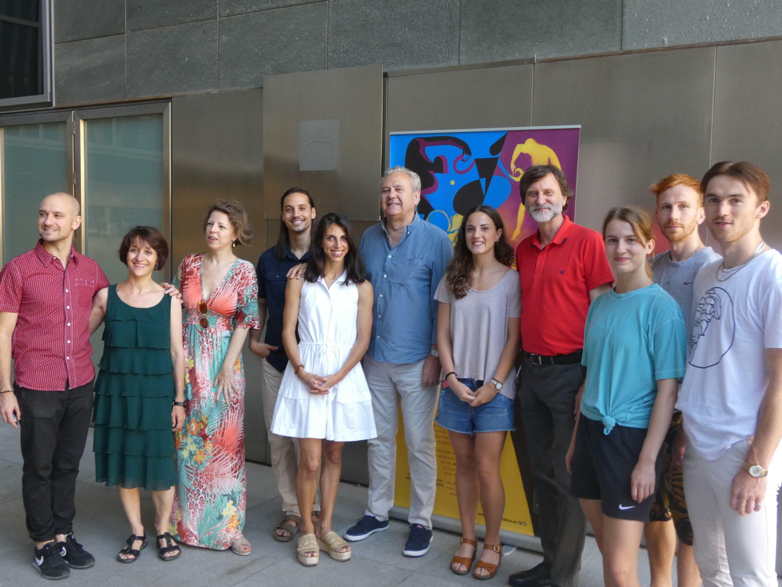 El elenco artístico de 'Anhelo', de Marcat Danza, junto a los co-directores del Festival.