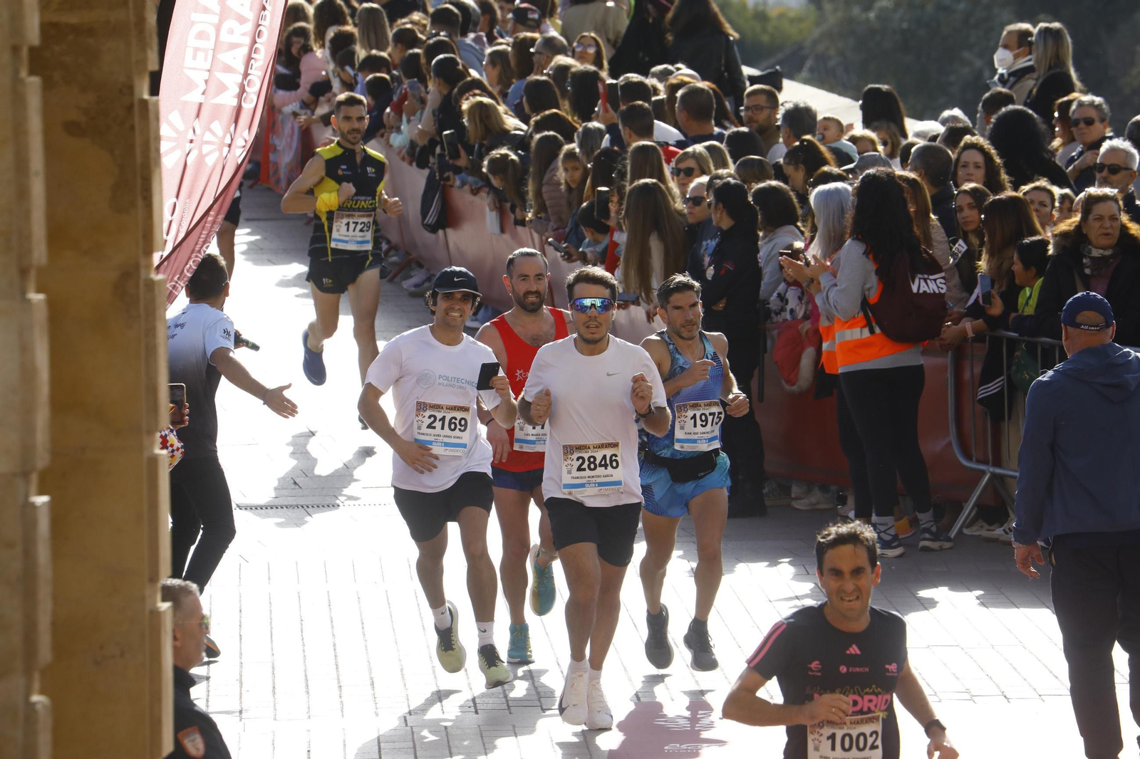 La gloria de cruzar la Puerta del Puente: las fotos de la línea de meta de la Media Maratón de Córdoba 2024