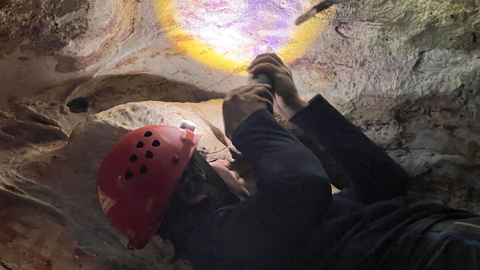 Adhi Agus Oktaviana, investigador especialista en arte rupestre de la agencia nacional de investigación e innovación de Indonesia.