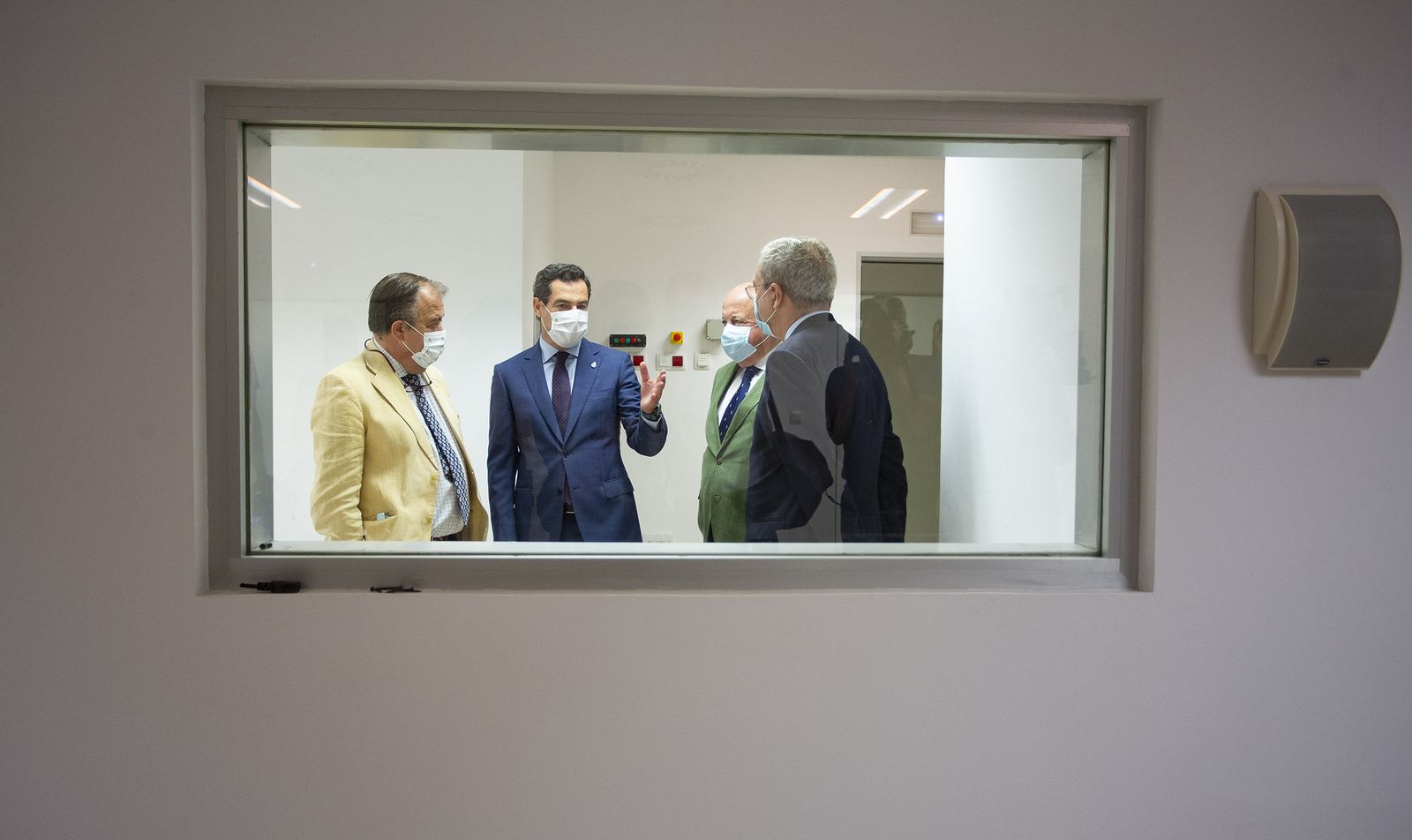 El presidente de la Junta, Juanma Moreno, durante su visita al Hospital Cartuja-Macarena.