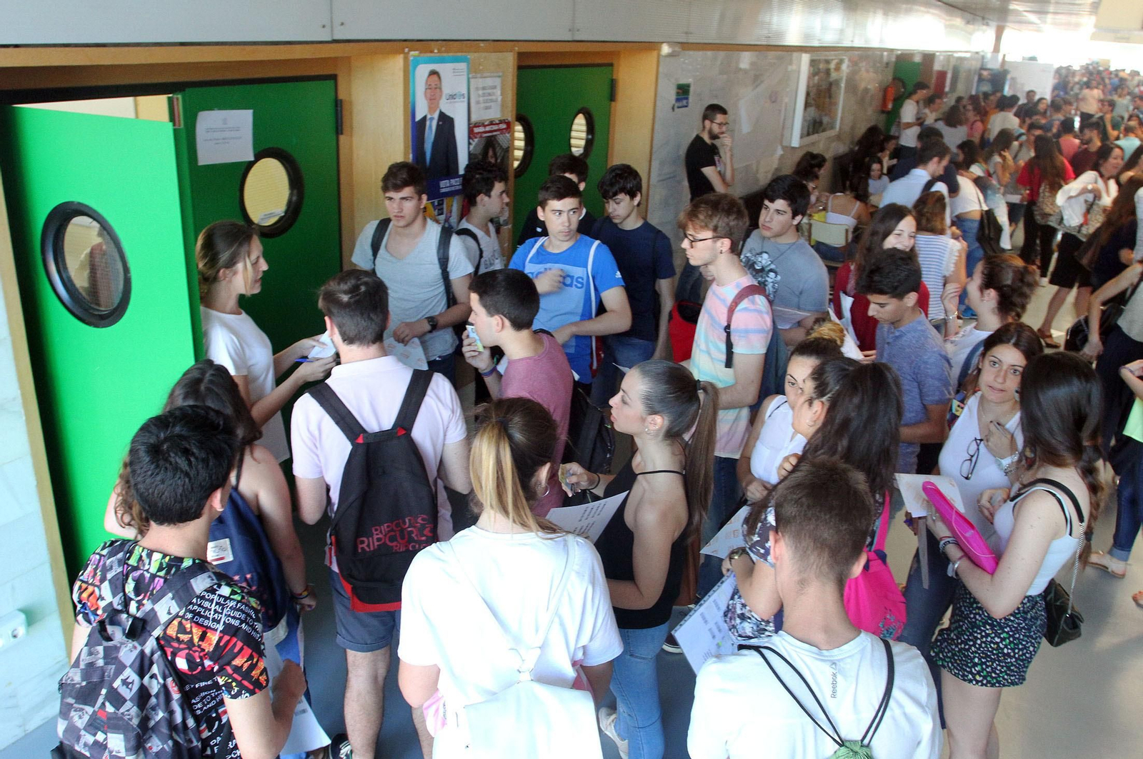 Alumnos a la puerta de una de las aulas donde se realizan exámenes de Selectividad.