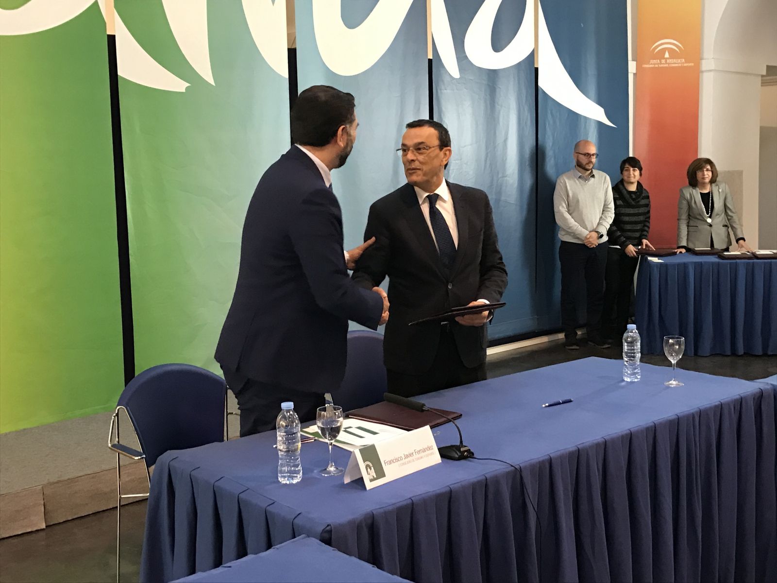 Francisco Javier Fernández e Ignacio Caraballo se estrechan la mano tras la firma del convenio de colaboración.