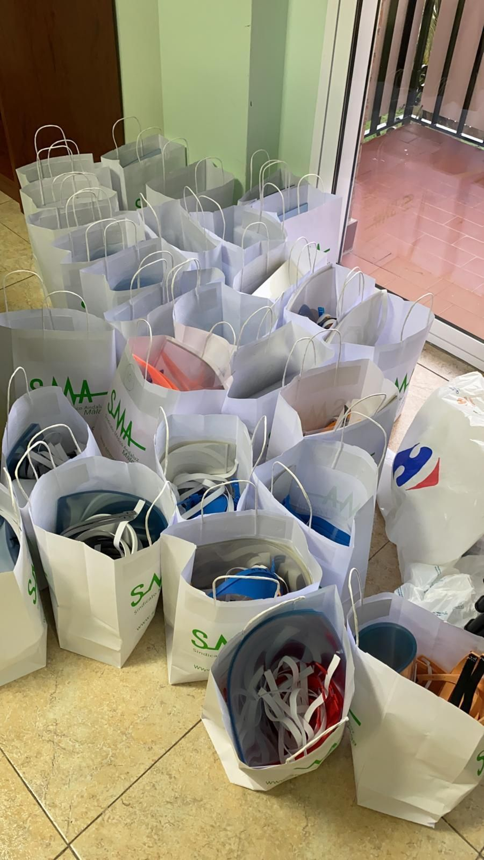 Viseras fabricadas por voluntarios en Málaga