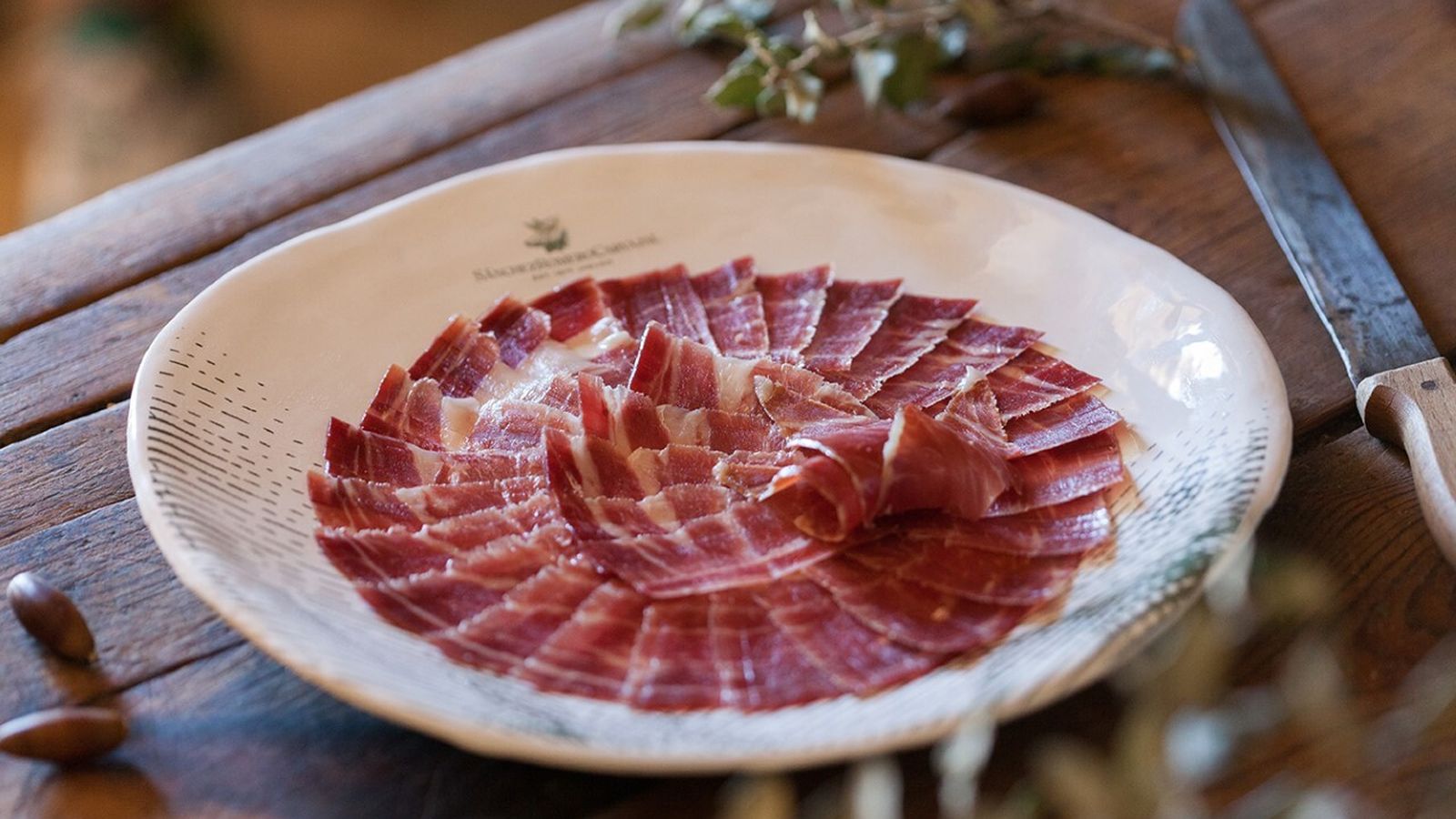 El jamón ibérico de pata negra se caracteriza por su grasa untuosa.