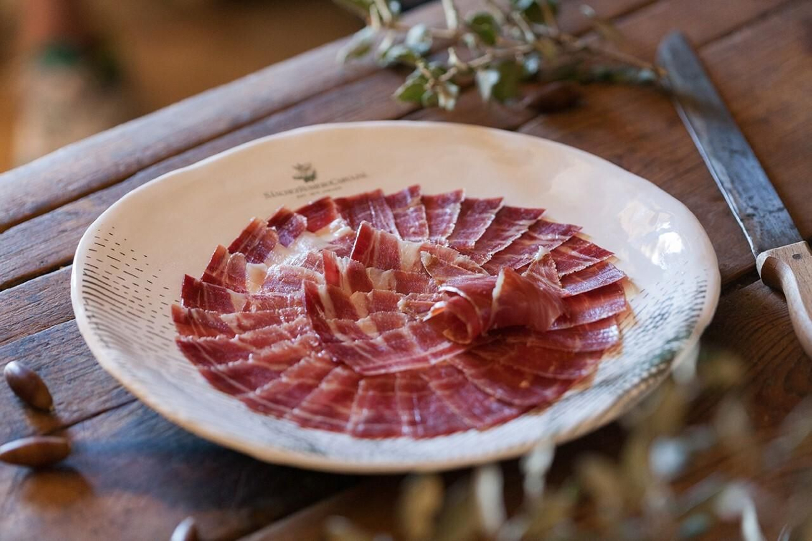 El jamón ibérico de pata negra se caracteriza por su grasa untuosa.