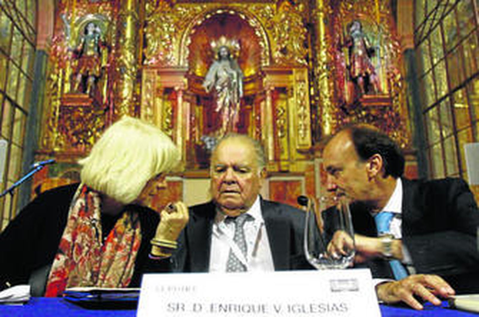 El secretario general iberoamericano, Enrique Iglesias, flanqueado por Teófila Martínez y el secretario general para Iberoamérica, Jesús Gracia.