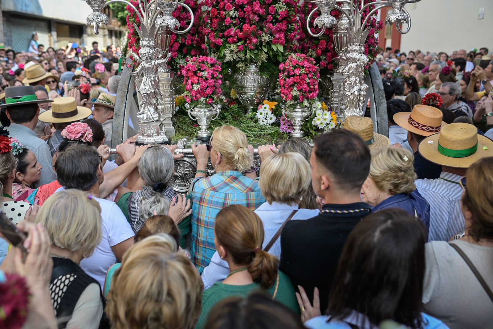 La salida de la Hermandad Triana del Rocío en 2025, en imágenes