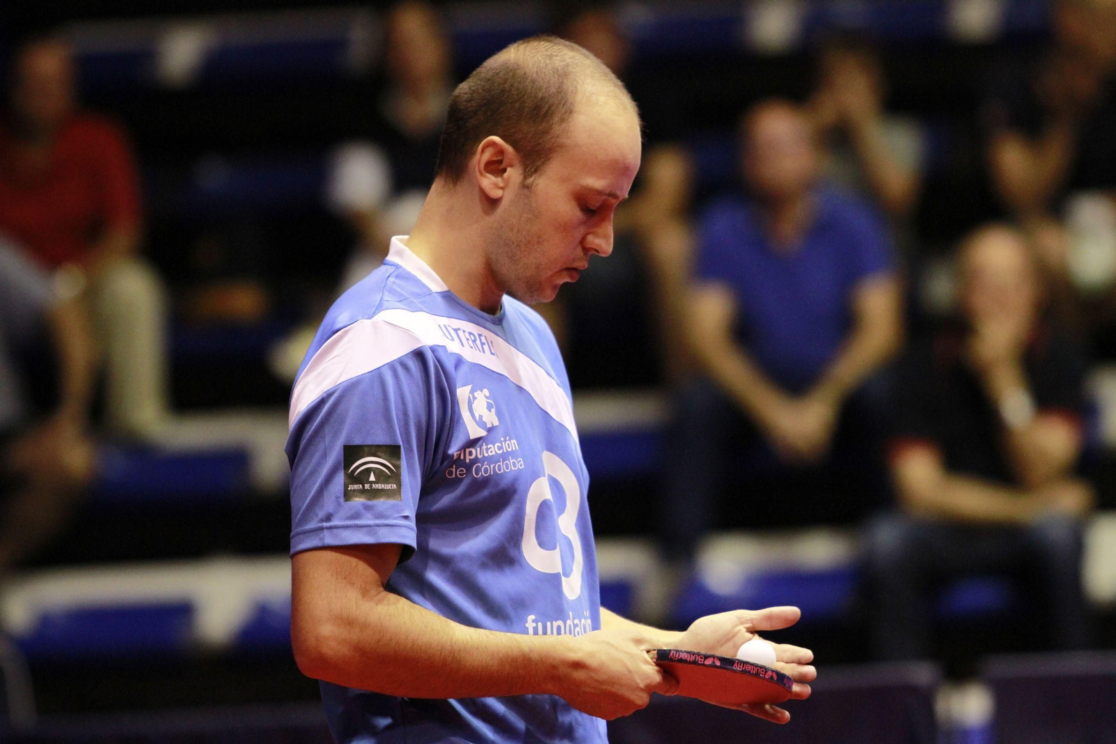 Carlos Machado prepara un saque durante un partido.