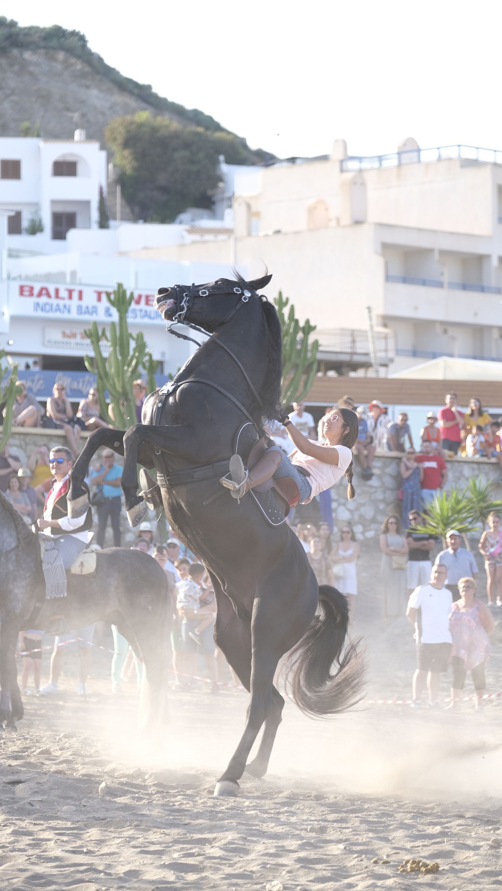 Imágenes de la carrera de cintas a caballo en las Fiestas de Moros y Cristianos de Mojácar