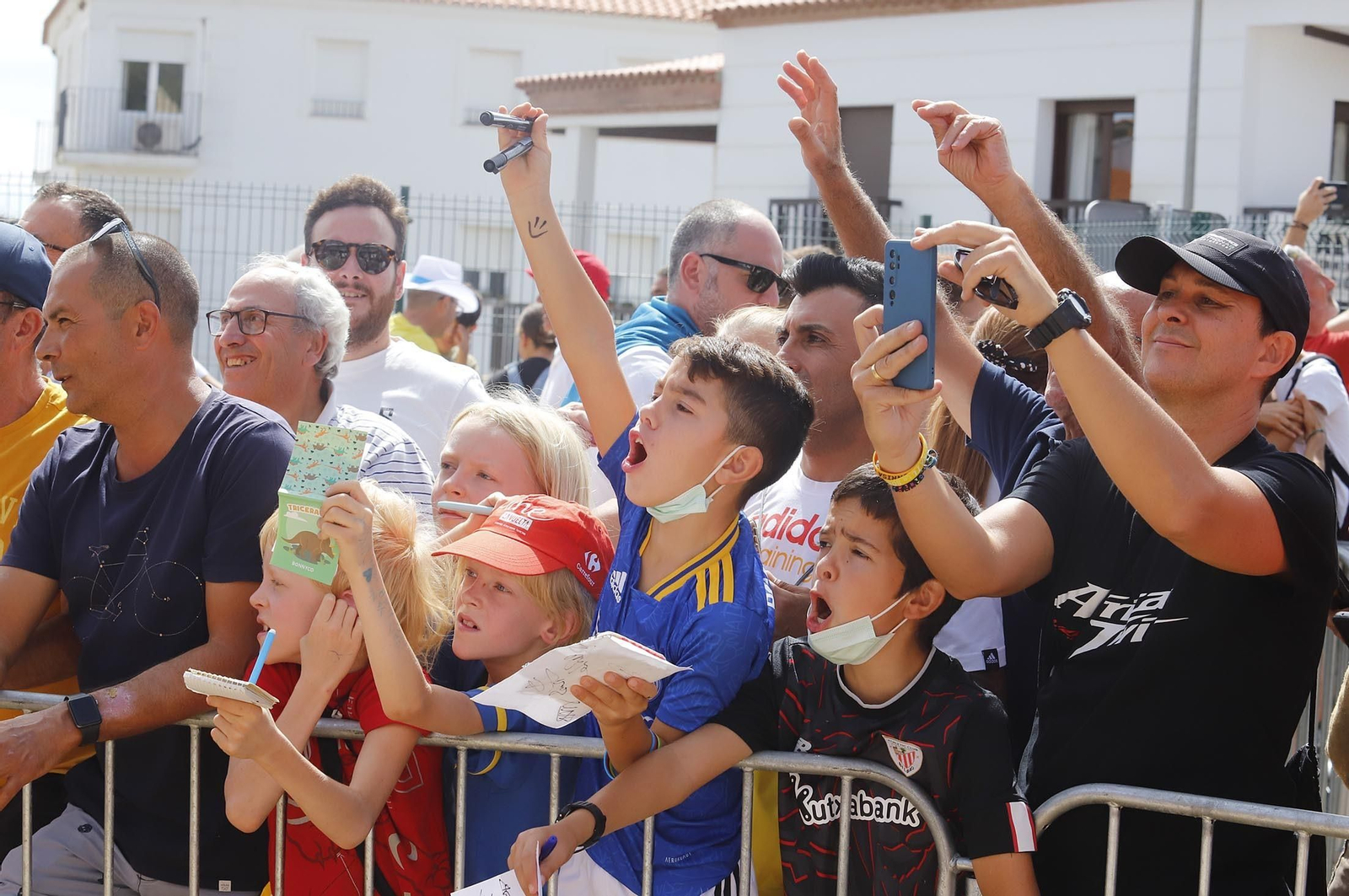 Gran ambiente en Aracena para ver la salida de la Vuelta Ciclista a España, en imágenes