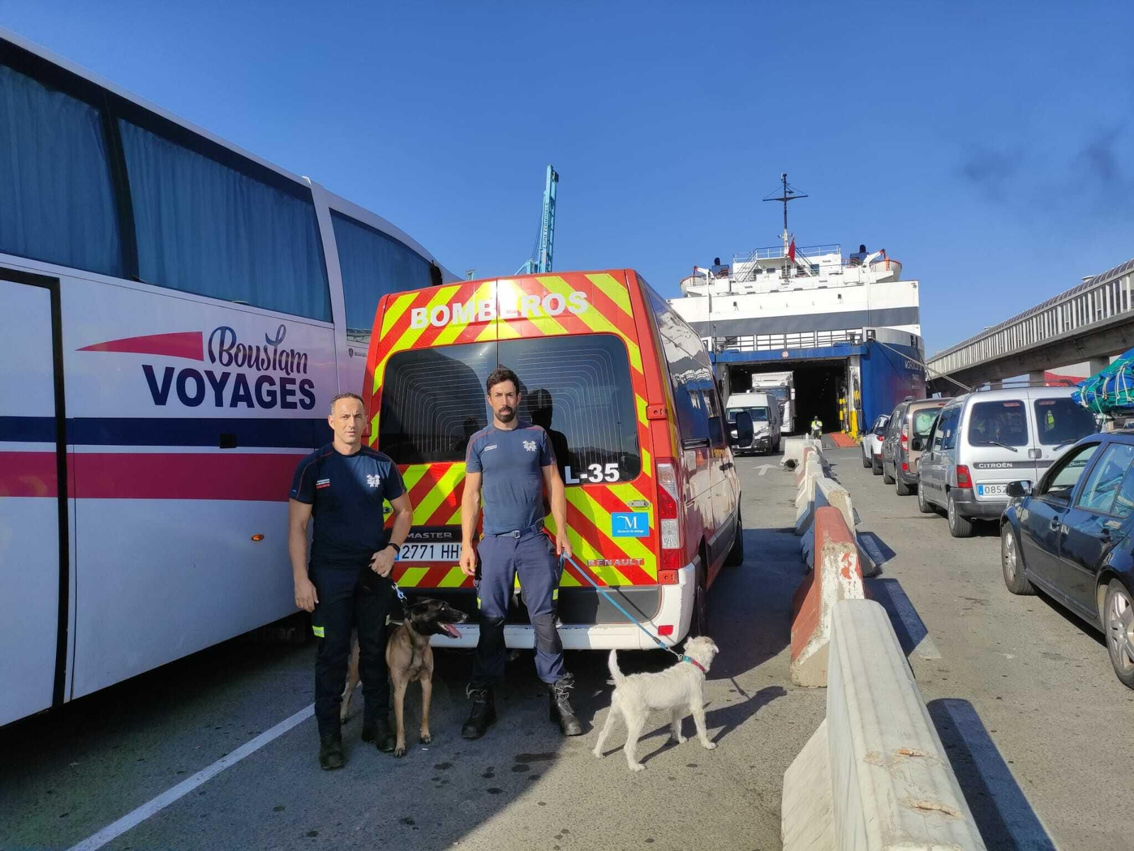 Imagen de la unidad de bomberos de Granada embarcando a Marruecos