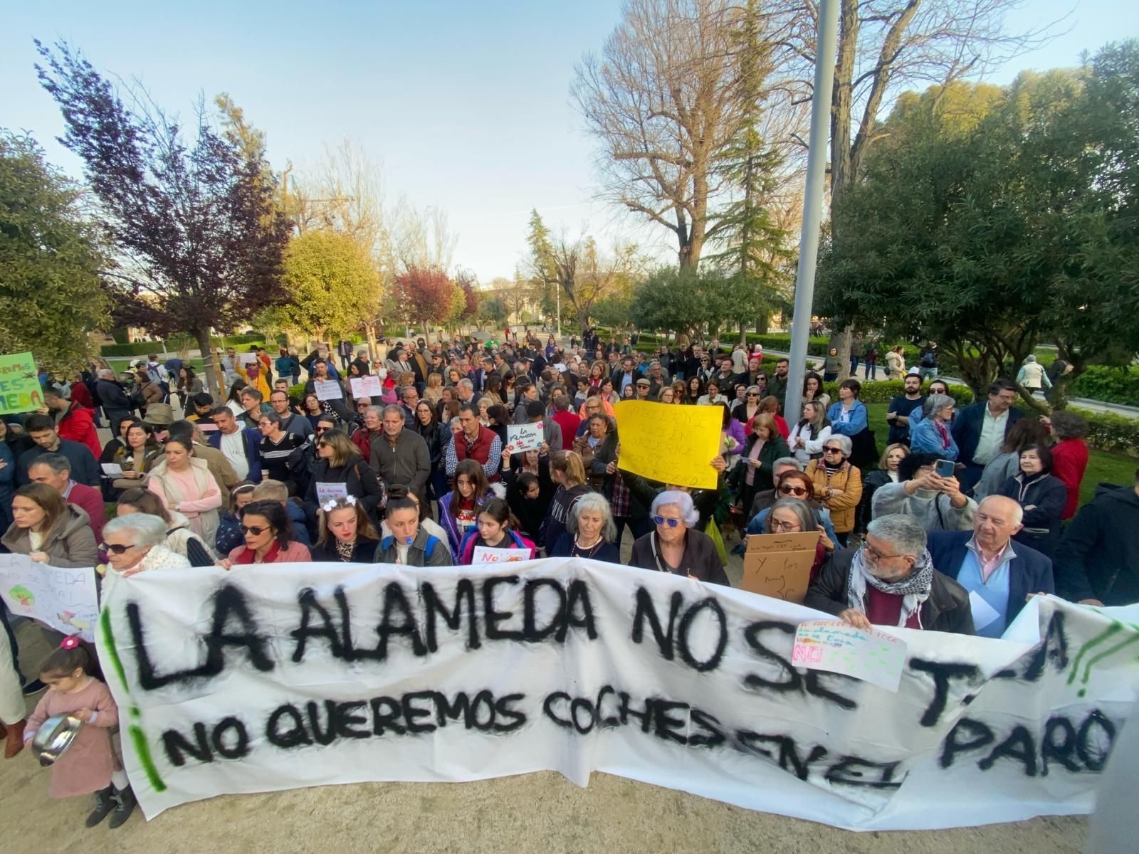 Manifestación en La Alameda contra el paso de ambulancias