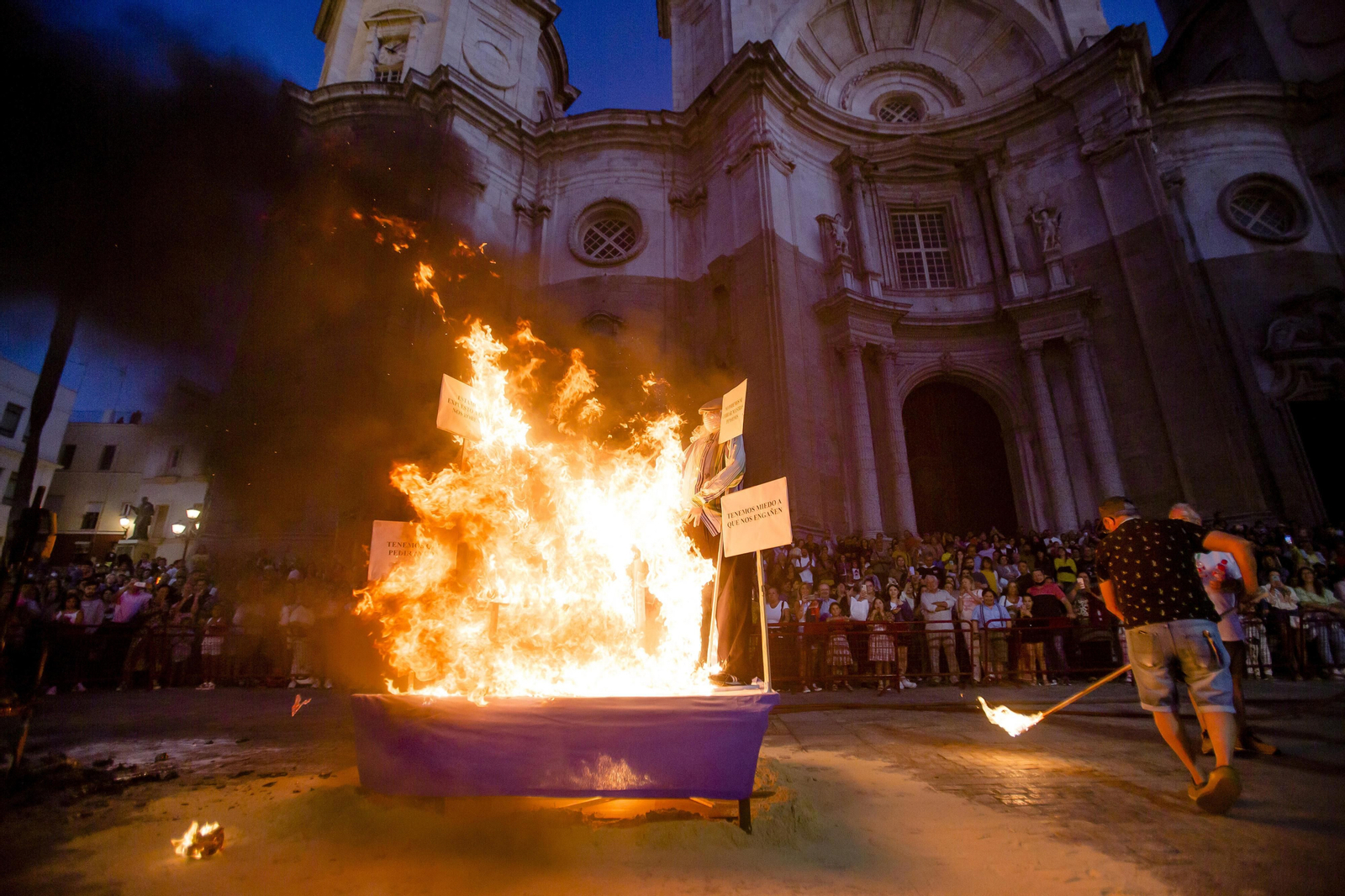 Noche de San Juan en Cádiz: Imágenes de la quema de los juanillos