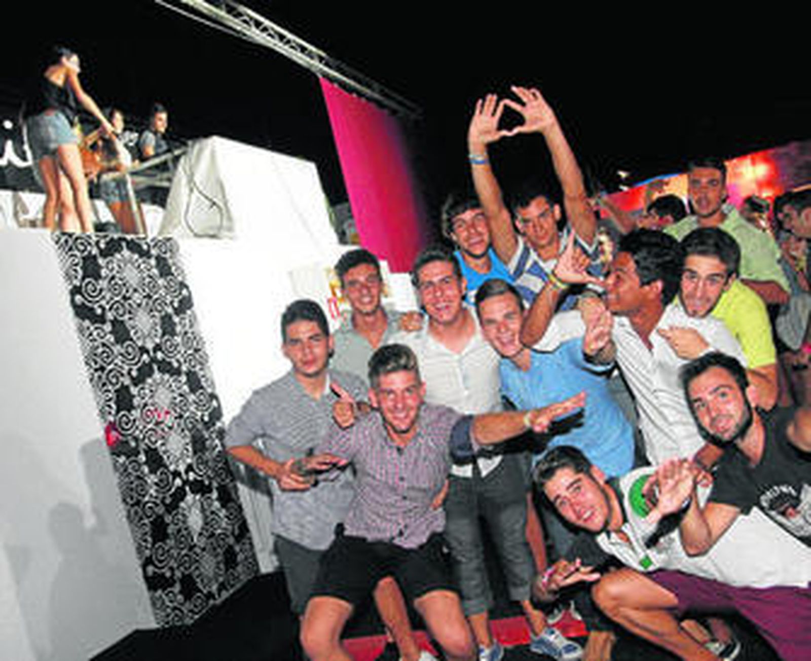 Un grupo de almerienses vivieron con intensidad la sesión que ofreció el dj Van Hoick.