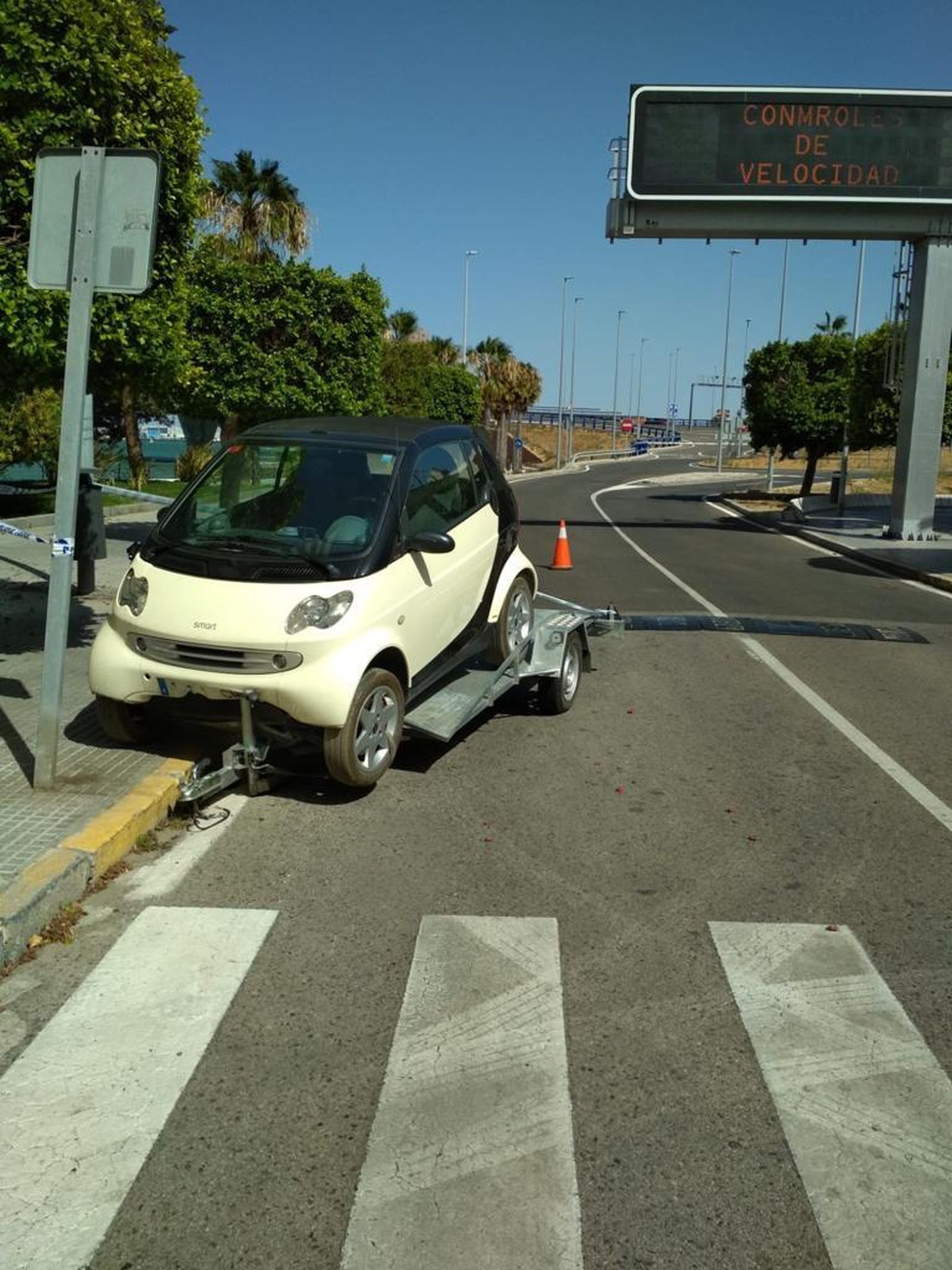 Imagen del remolque con el coche Smart encontrado en el barrio de Astilleros.