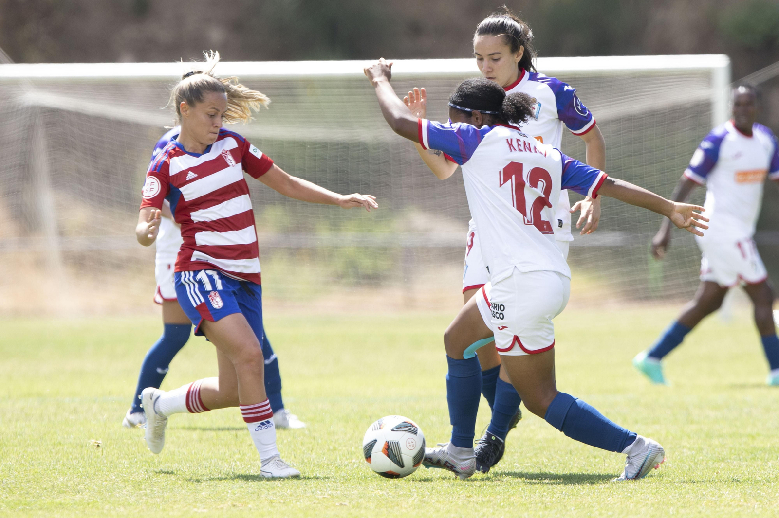 Naima presiona a una jugadora rival.