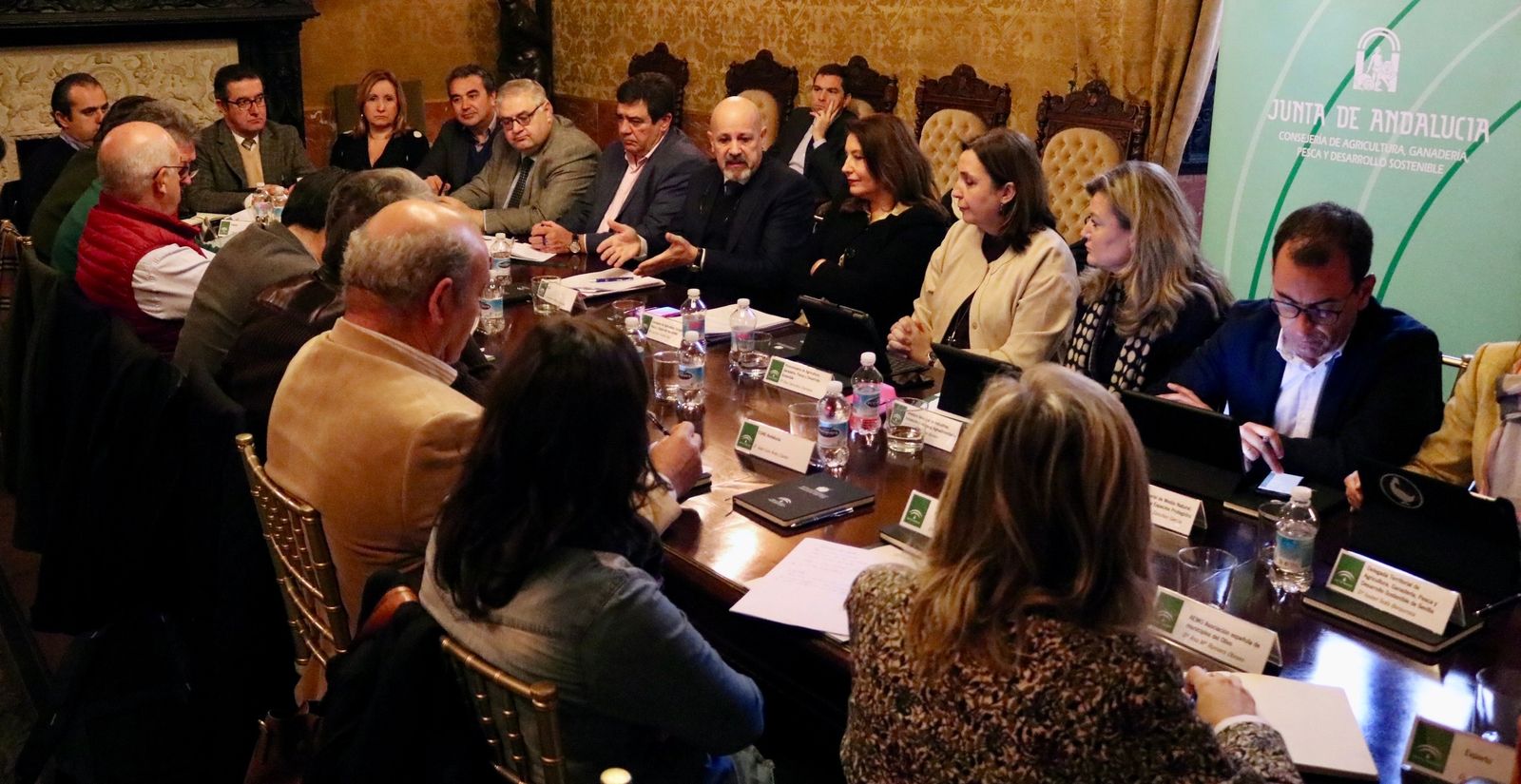 Carmen Crespo, esta mañana con el sector olivarero, en Sevilla.