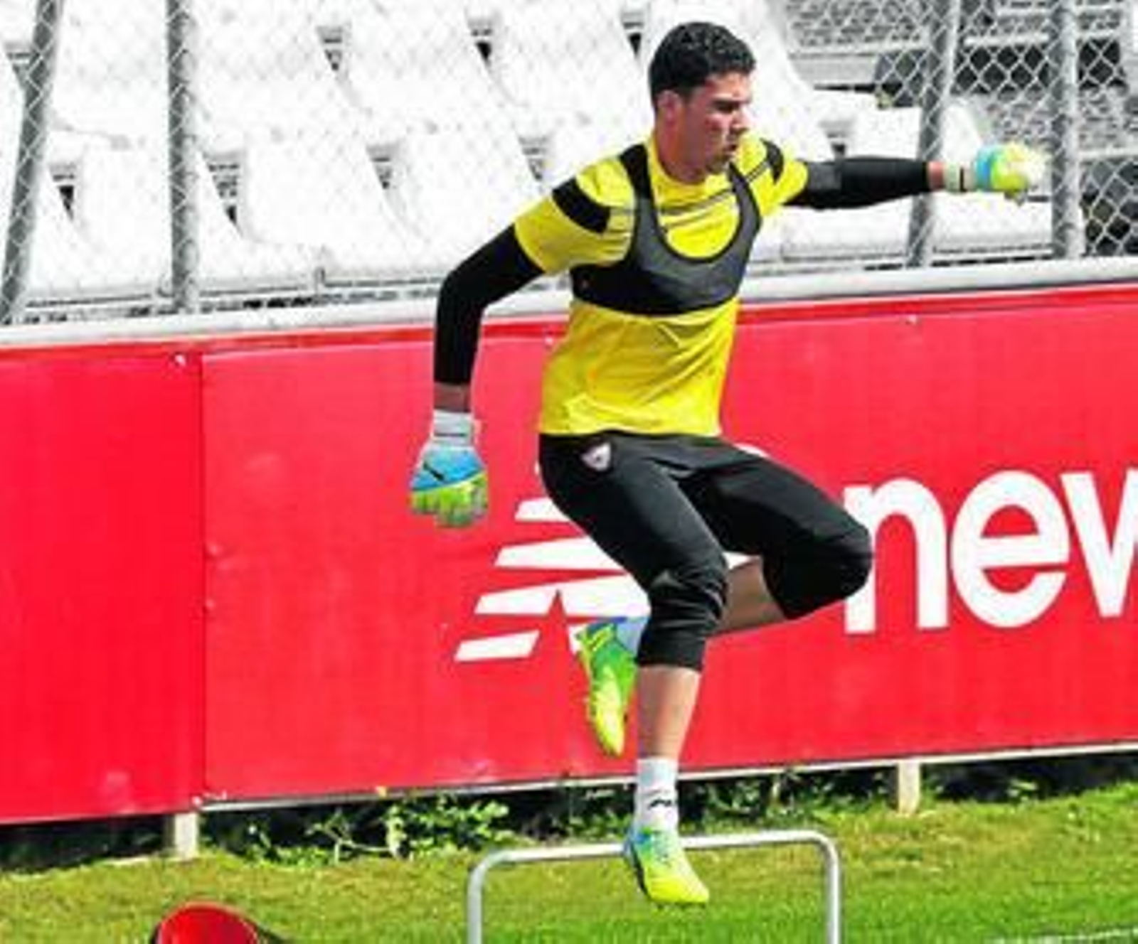 David Soria salta un obstáculo en un entrenamiento específico de porteros.