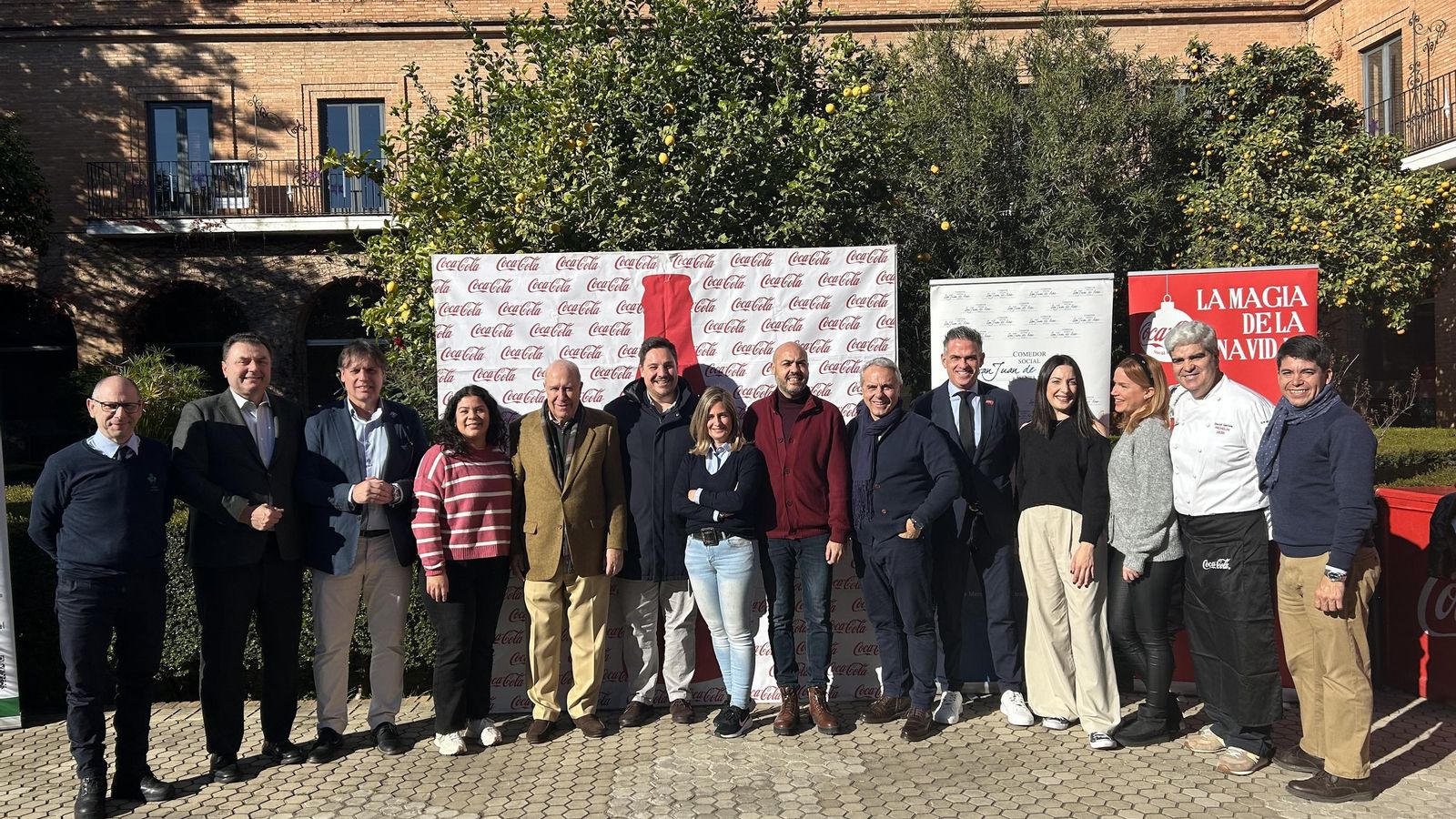 Representantes de los promotores y colaboradores de la iniciativa de reparto de almuerzos solidarios a familias desfavorecidas.