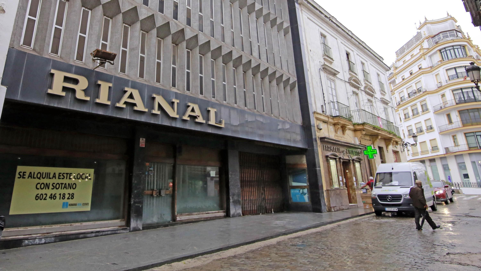 Imagen tomada este viernes del edificio que albergó durante años la tienda Rianal.