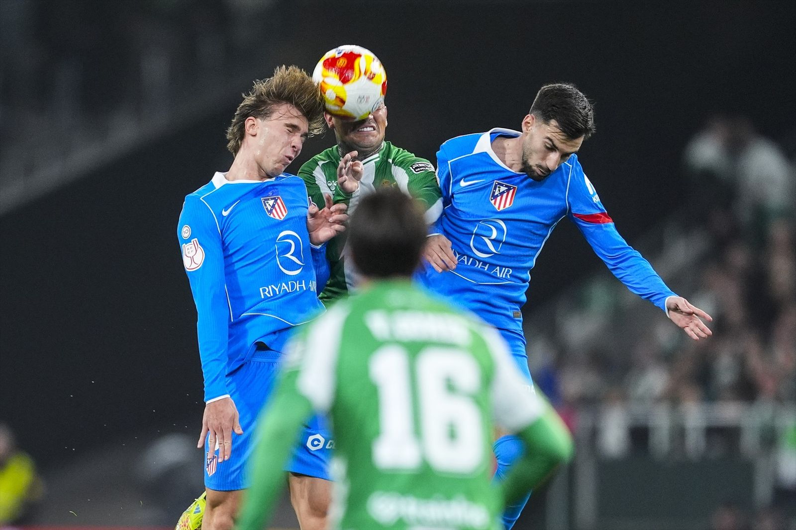 El Chimy Ávila intenta cabecear un balón entre Pablo Barrios y Álex Baena.