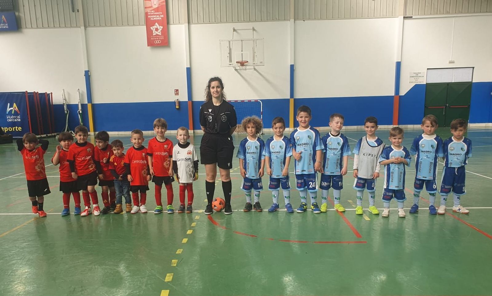 Dos de los equipos participantes posan en el centro de la pista antes del comienzo de uno de los partidos.