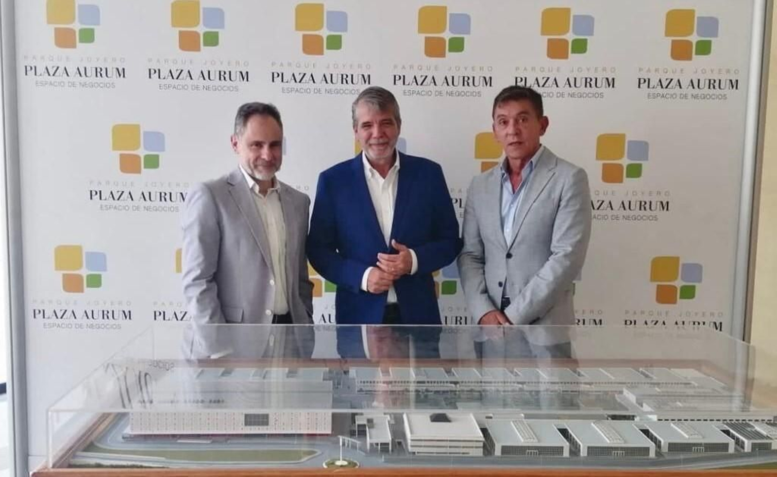 El candidato a la Alcaldía de Córdoba por Cs, Jesús Lupiáñez, en el Parque Joyero.