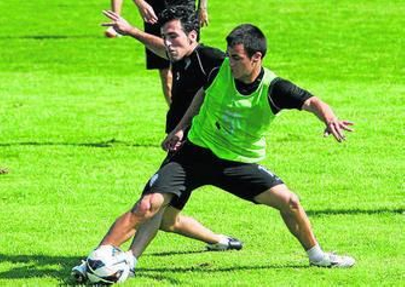 Joselu pelea con Fuentes.