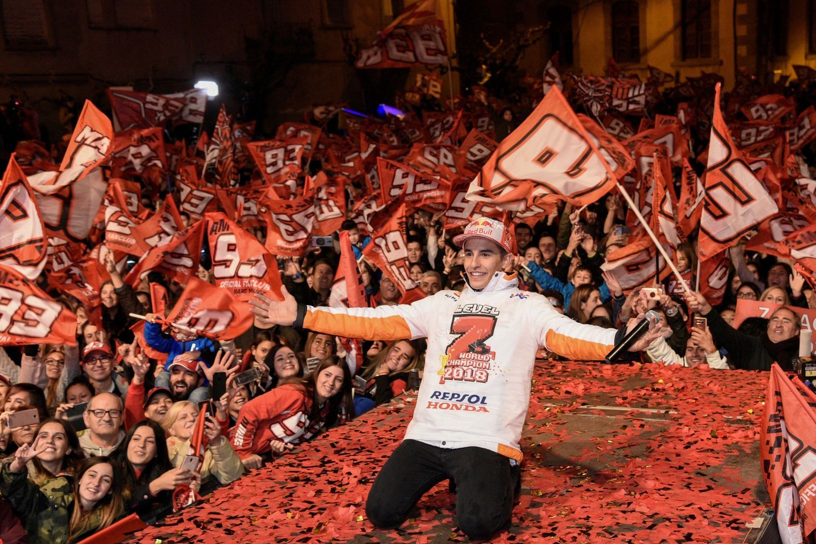 Marc Márquez, durante la celebración de su quinto título mundial de Moto GP por las calles de Cervera.