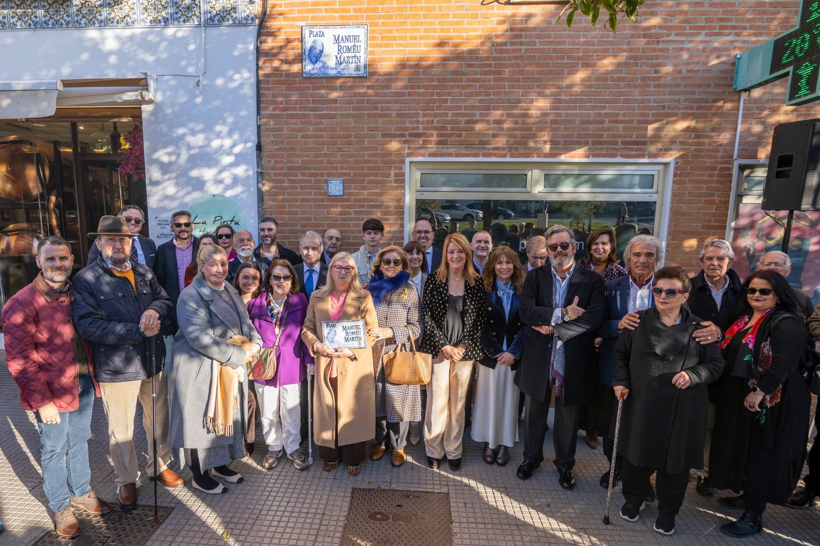 Foto de familia ante el azulejo de Manuel Roméu.