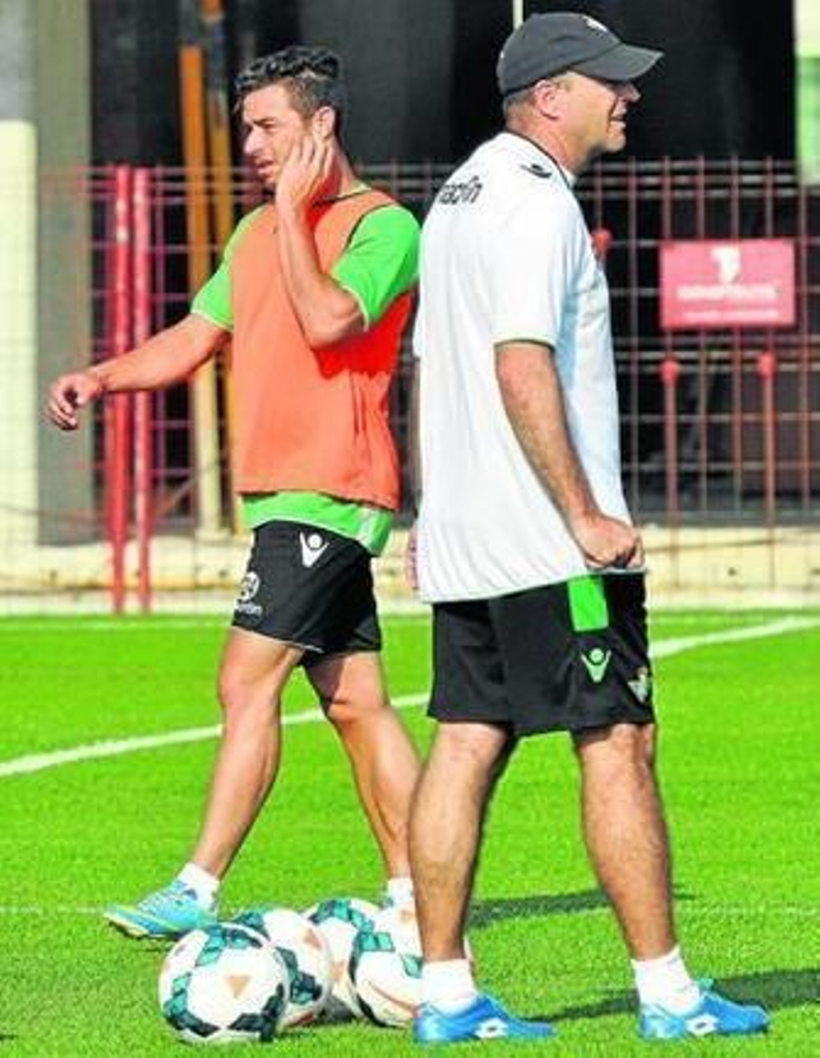 Pepe Mel, en primer plano con Rubén Castro al fondo, ayer en la ciudad deportiva del Betis.