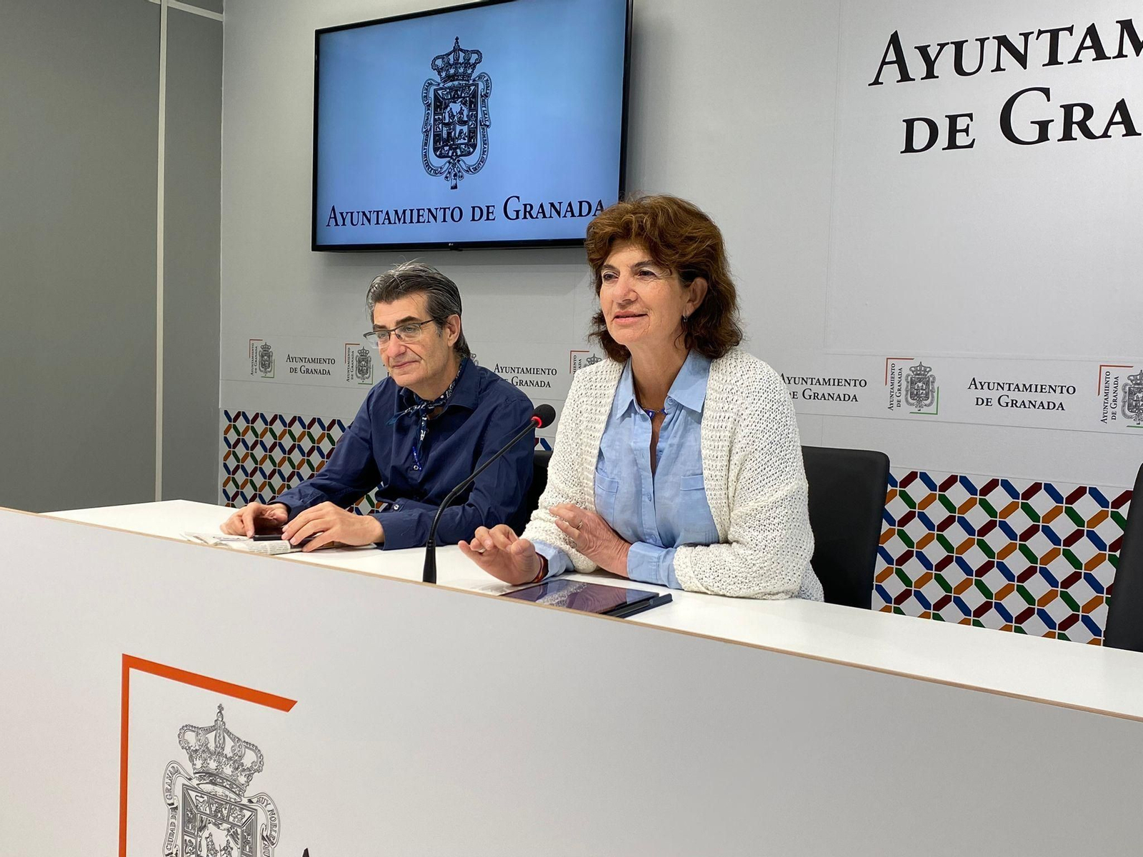 Elisa Cabrerizo y Antonio Cambril, en rueda de prensa sobre los contratos municipales.