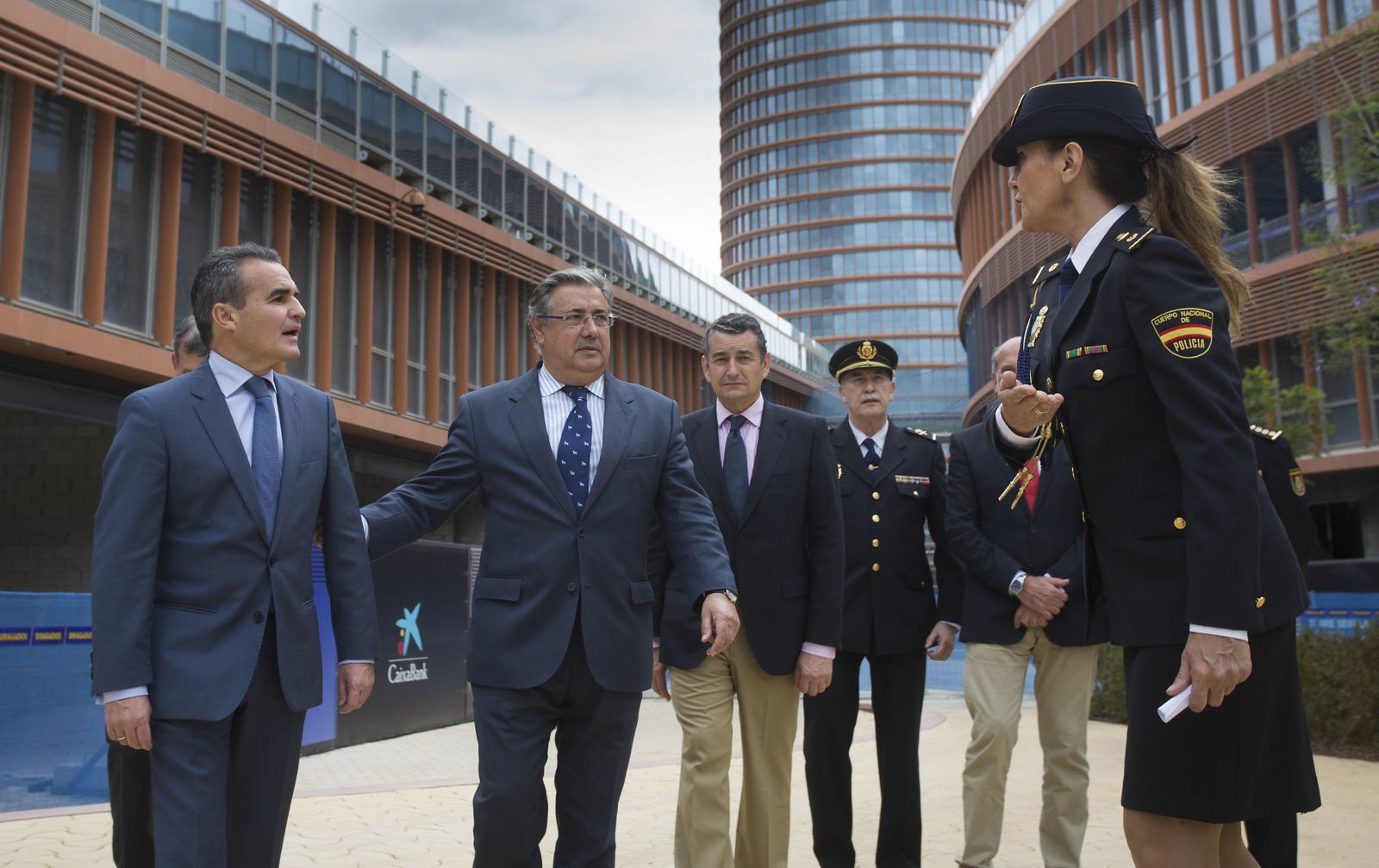 Ana Cambón (prensa Policía) muestra el camino a Rafael Herrador, Juan Ignacio Zoido, Antonio Sanz y José Antonio de la Rosa (Jefe Superior de Policía).