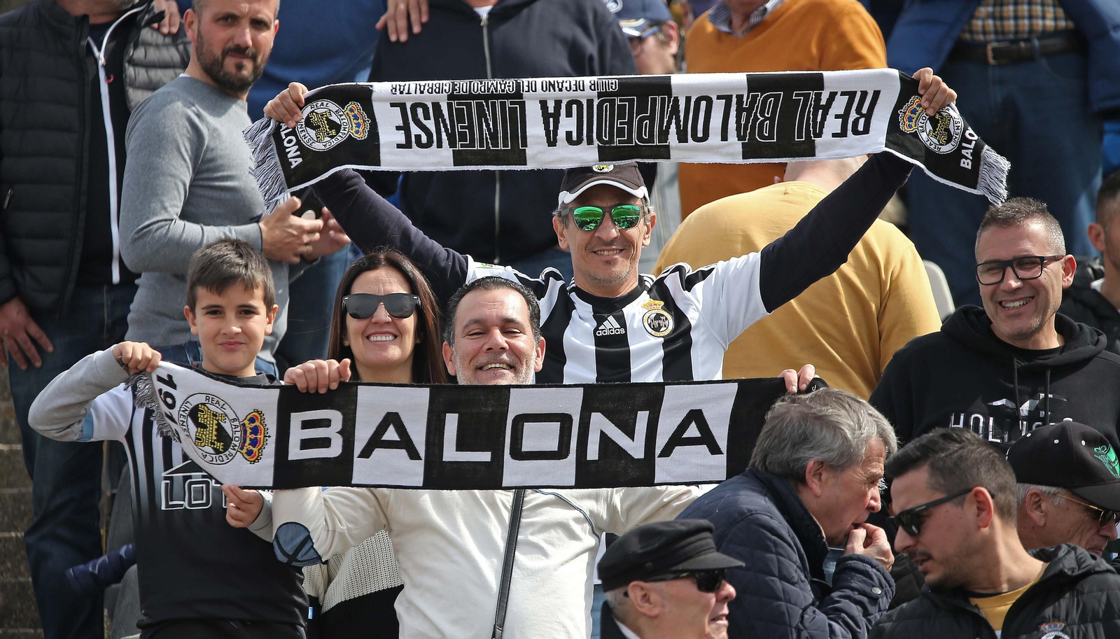 Fotos de la afición durante el Balona - Deportivo de La Coruña en el estadio municipal de La Línea