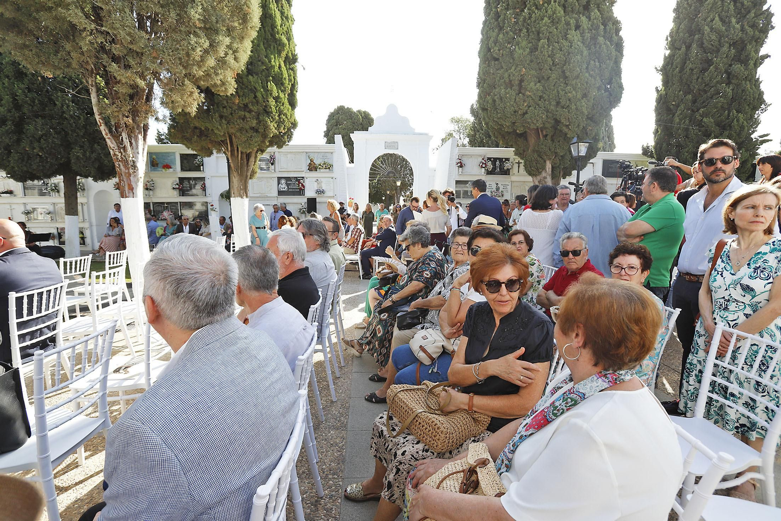 Imágenes del homenaje a Jesús Quintero con el descubrimiento de una escultura de Elías Rodríguez Picón