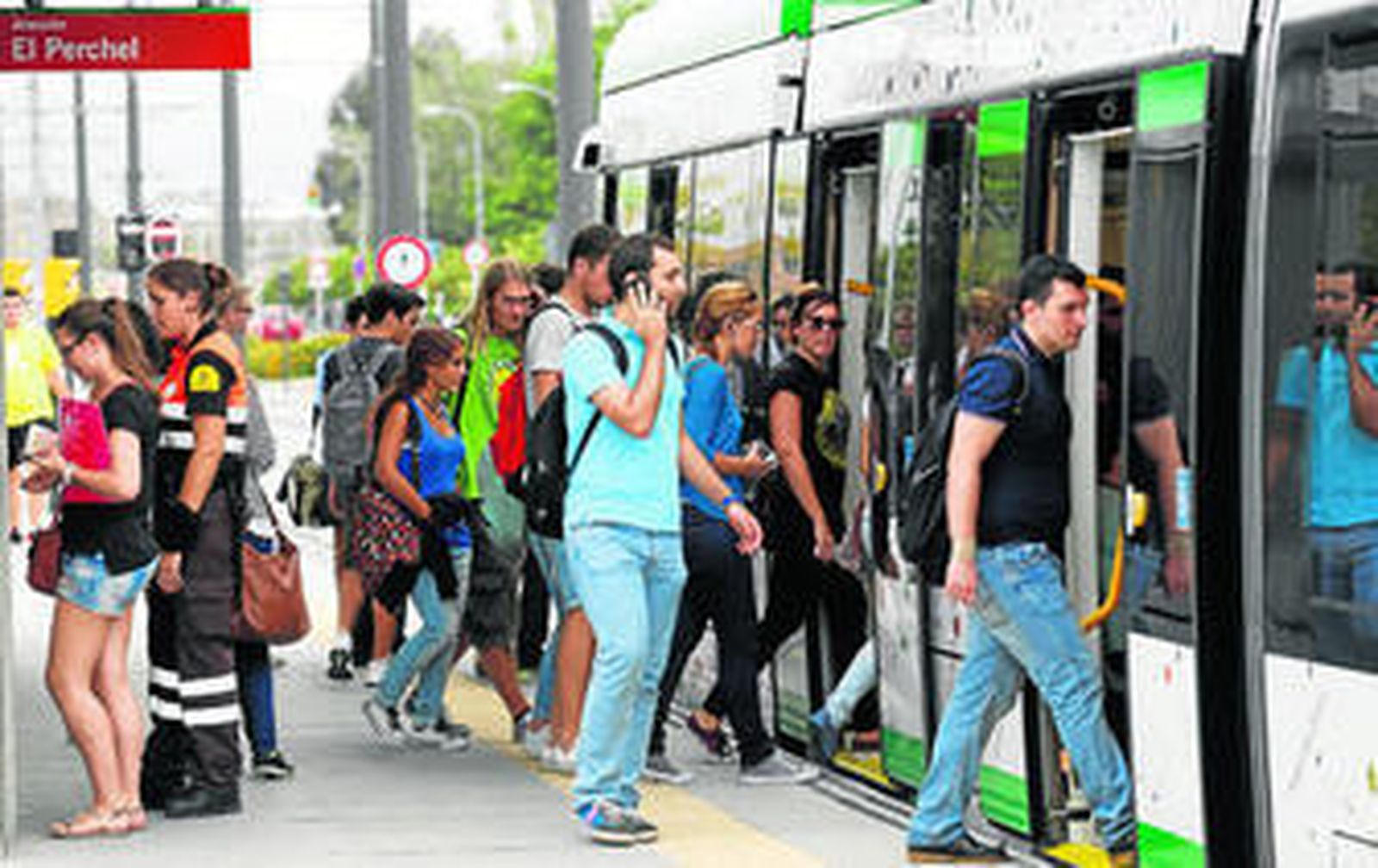Estudiantes de la Universidad suben a uno de los trenes del Metro de Málaga.