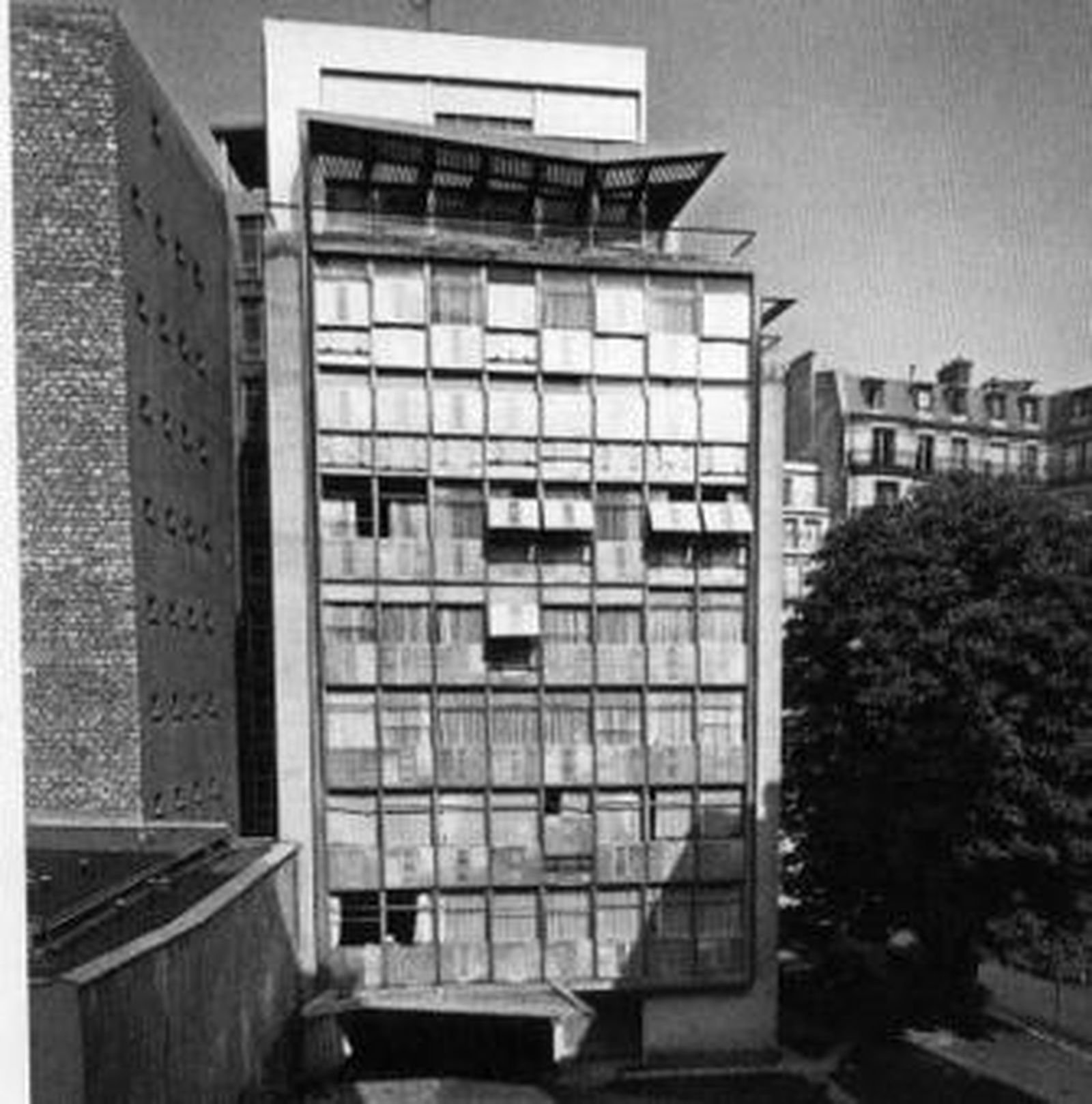 La fachada del edificio de la Plaza Mozart de París, diseño de Prouvé.