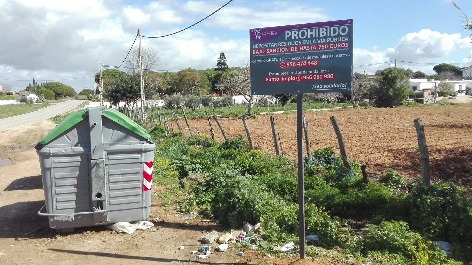Un cartel informa de la prohibición de tirar muebles en la vía pública