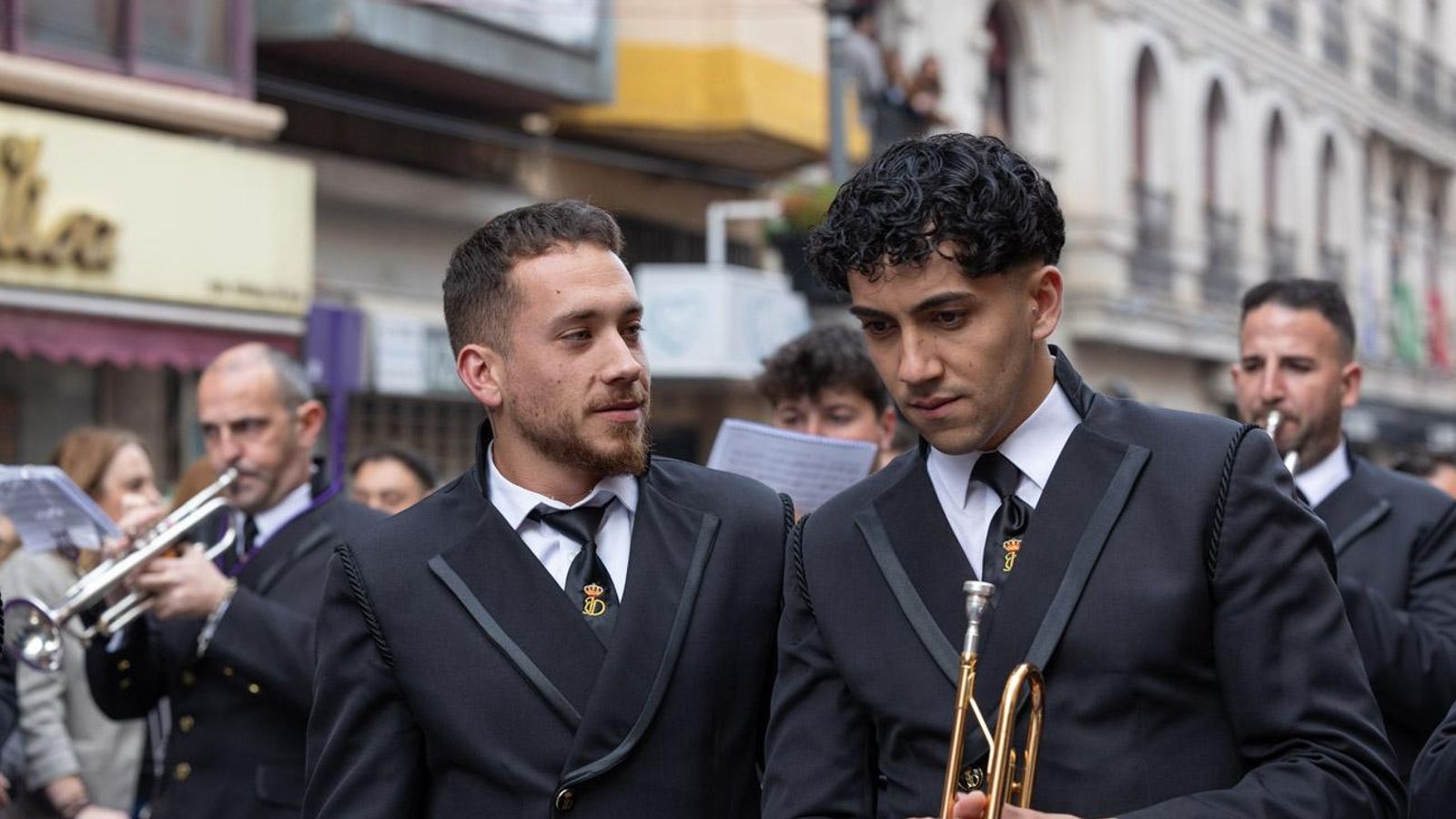 Los cofrades se rinden ante los grandes pasos de misterio del Lunes Santo