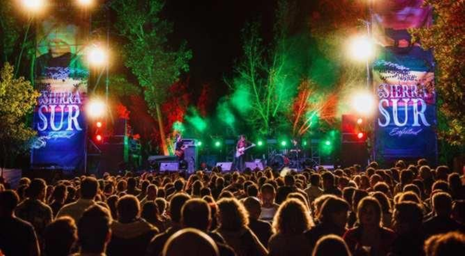 Imagen de uno de los multitudinarios conciertos por la noche.