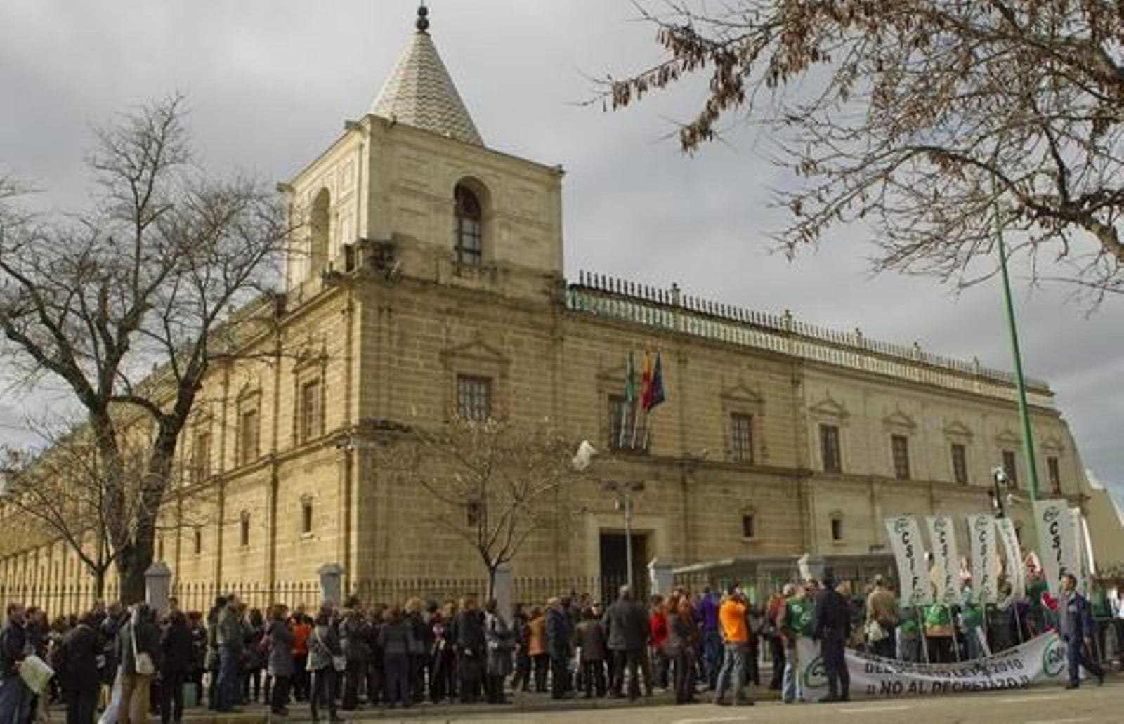 Funcionarios, miembros de los sindicatos CSIF, Safja y Ustea, protestan a las puertas del Parlamento contra la reforma del sector público.

Foto: EFE