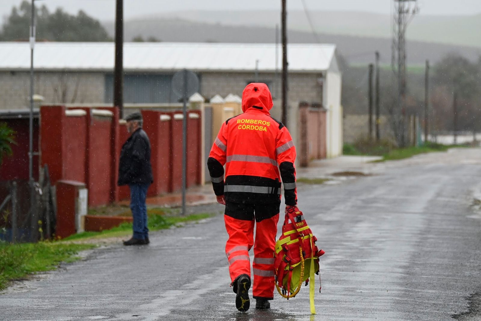 Tensión en los vecinos de Majaneque tras el desalojo por la crecida del Guadalquivir
